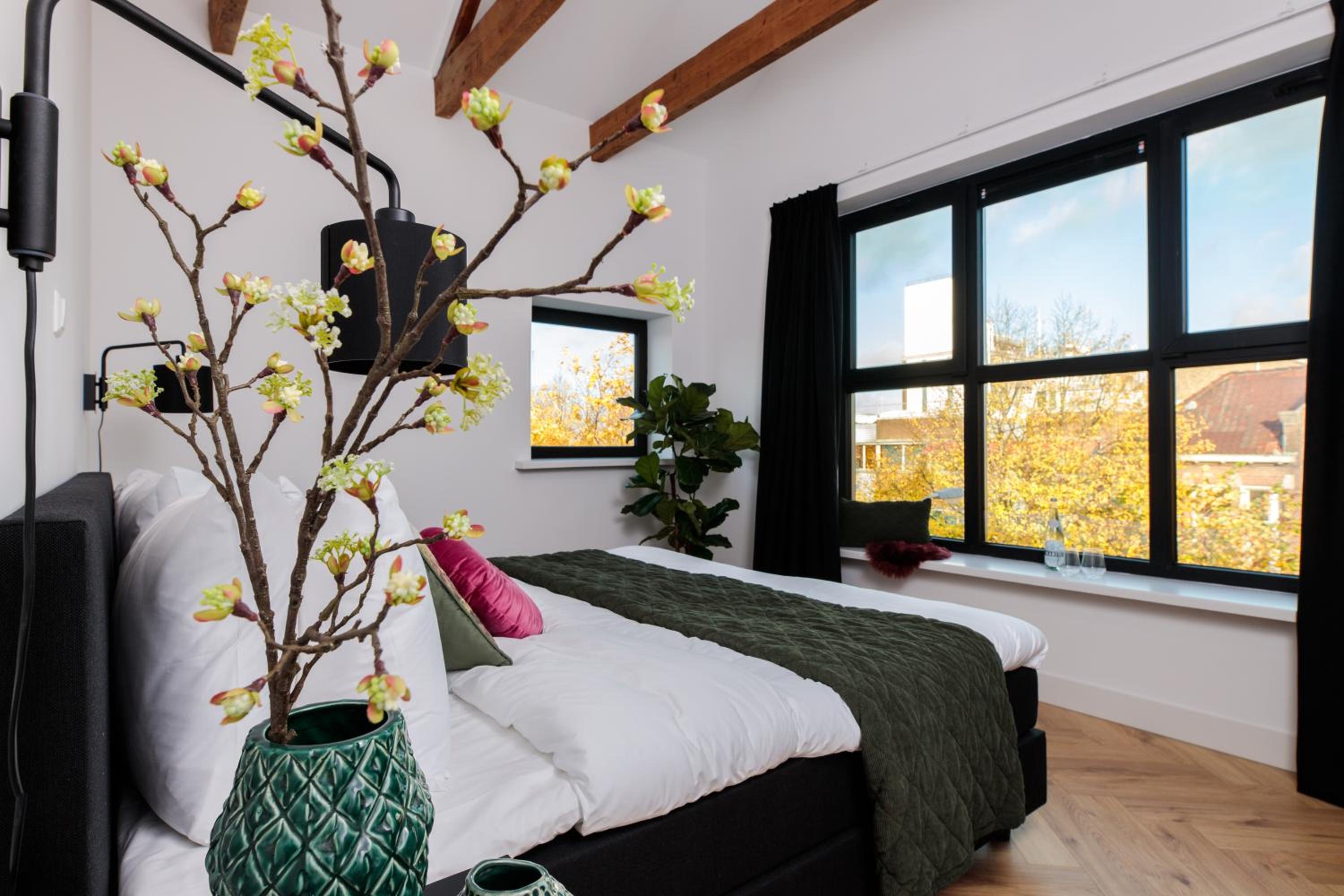 Deluxe King Room - Photo 5