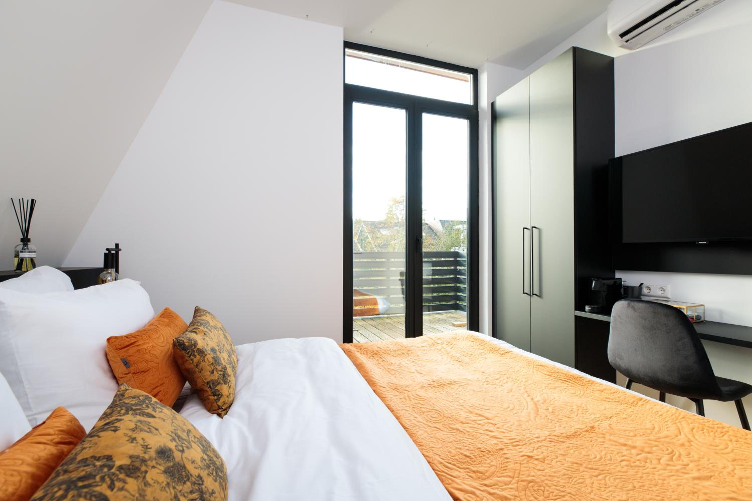 Deluxe Double Room with Balcony - Photo 6