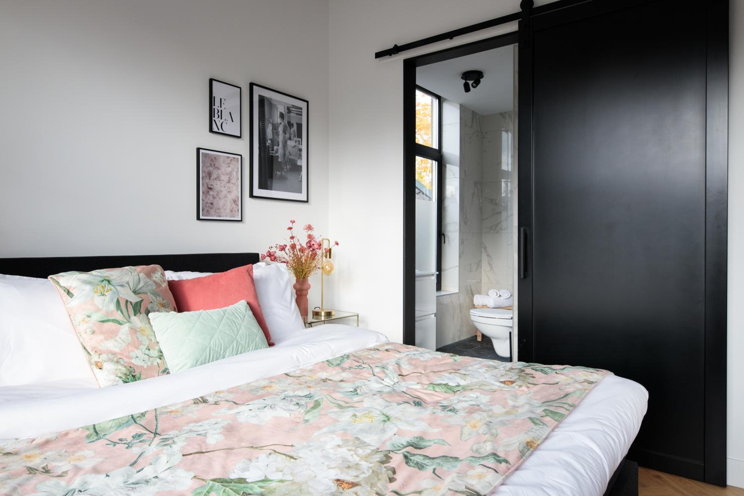 Deluxe King Room - Photo 6