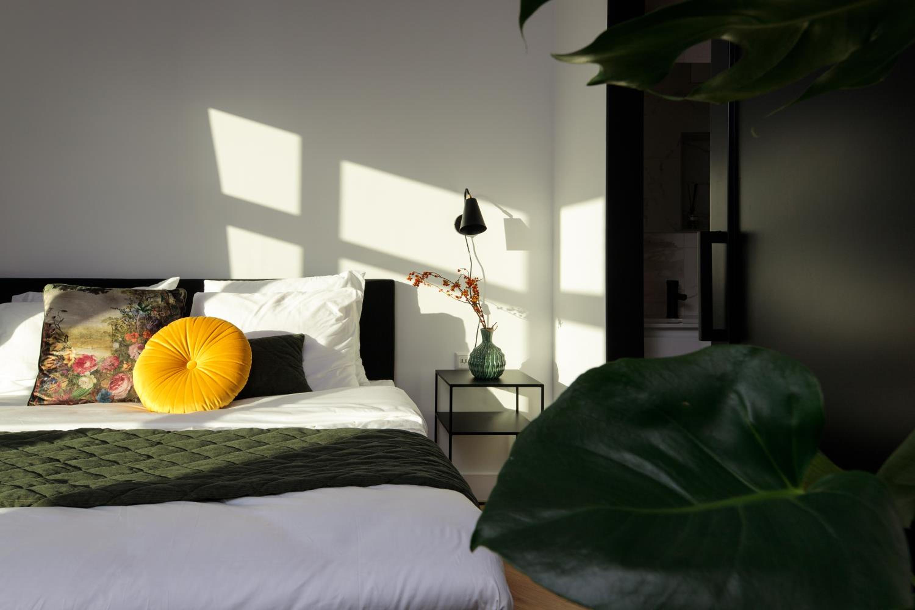 Deluxe King Room - Photo 8