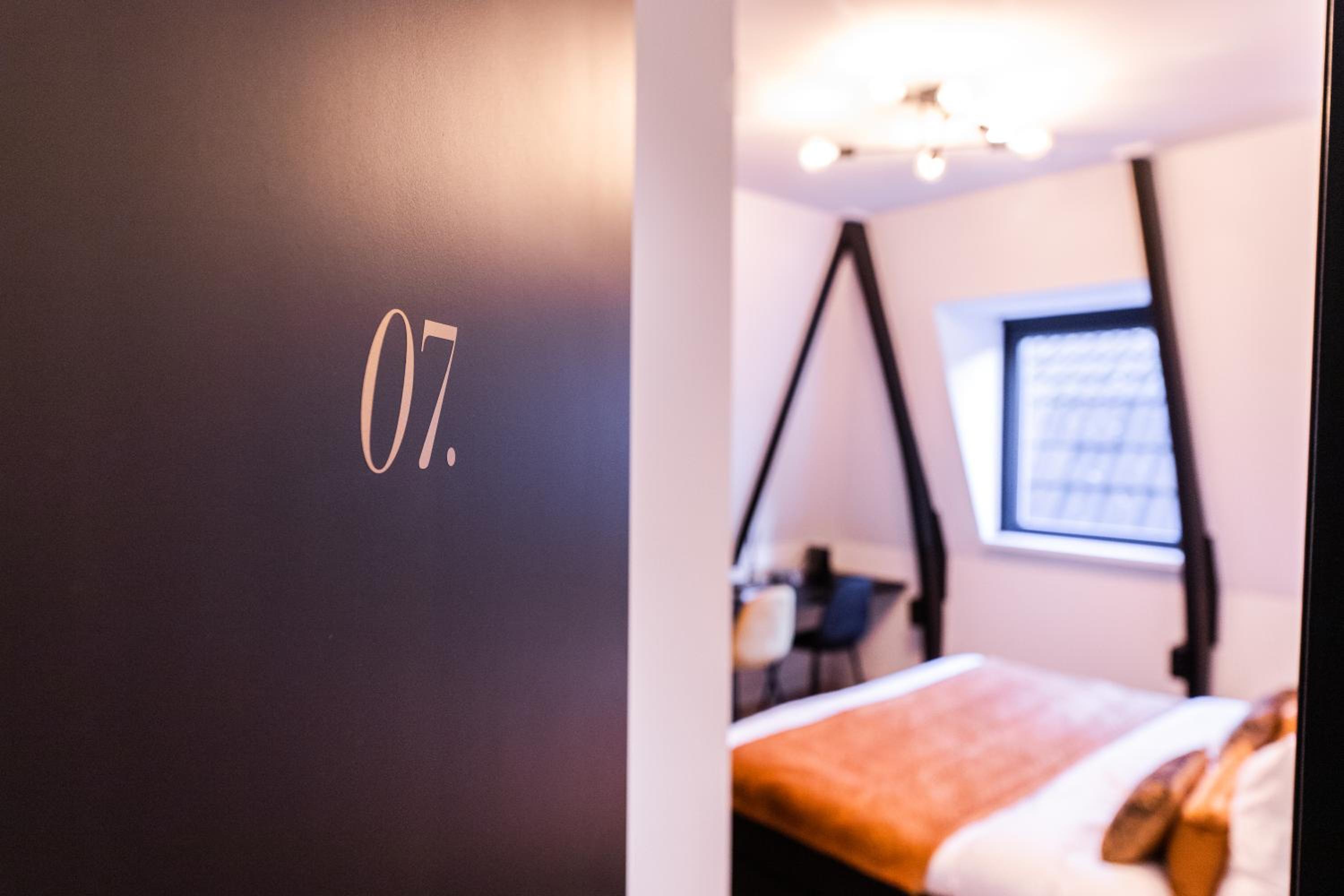 Deluxe King Room - Photo 9