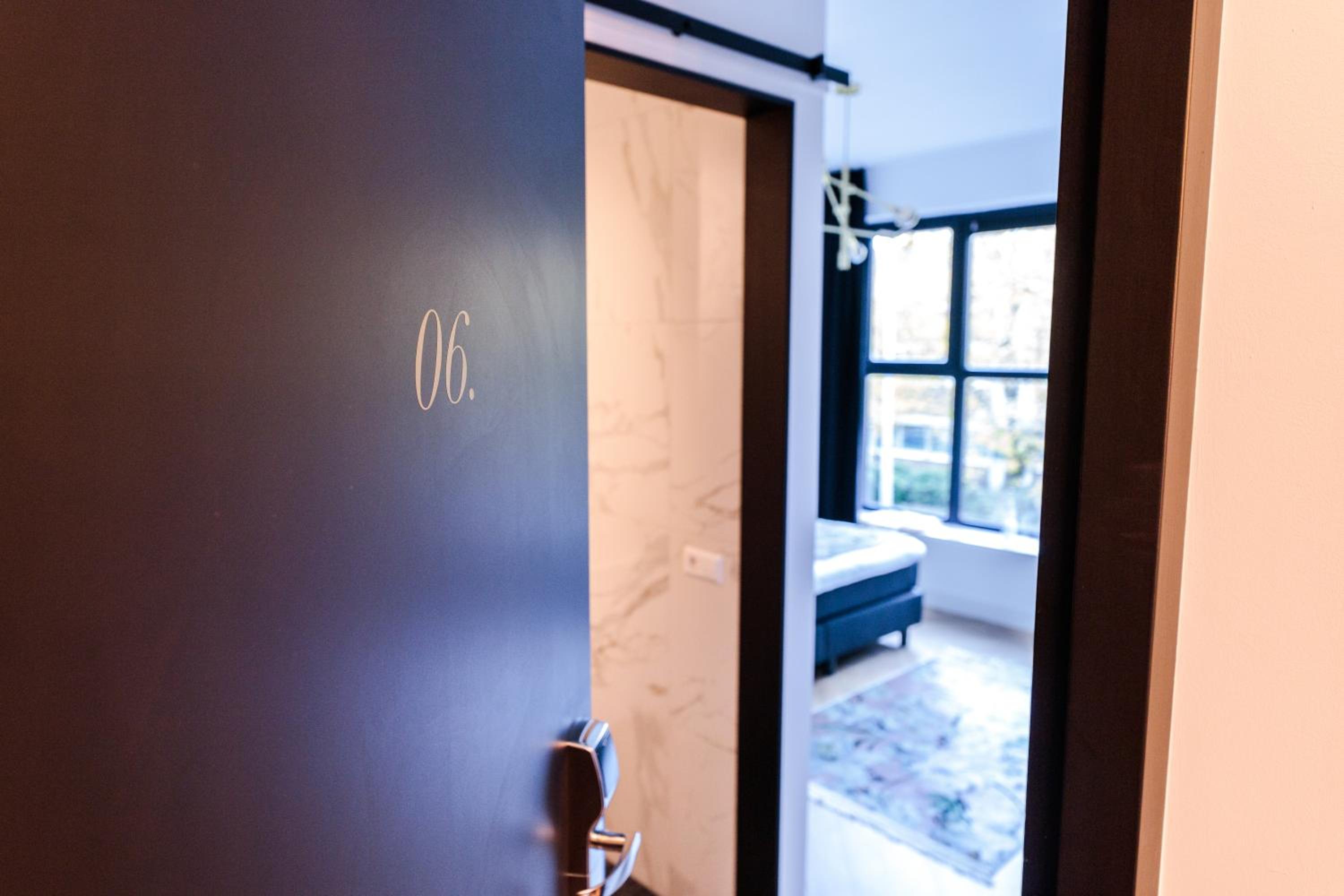 Deluxe King Room - Photo 12