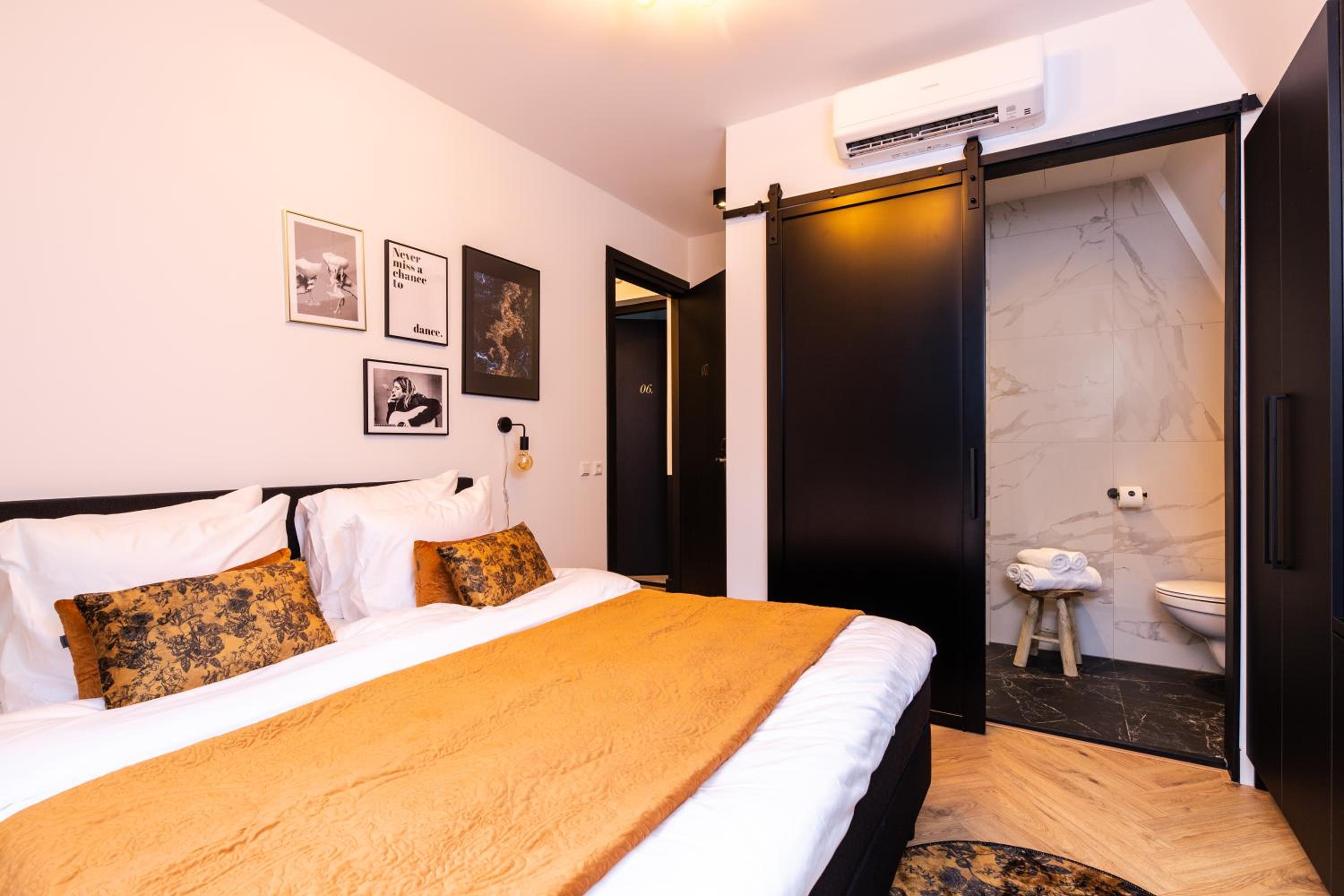 Deluxe King Room - Photo 13