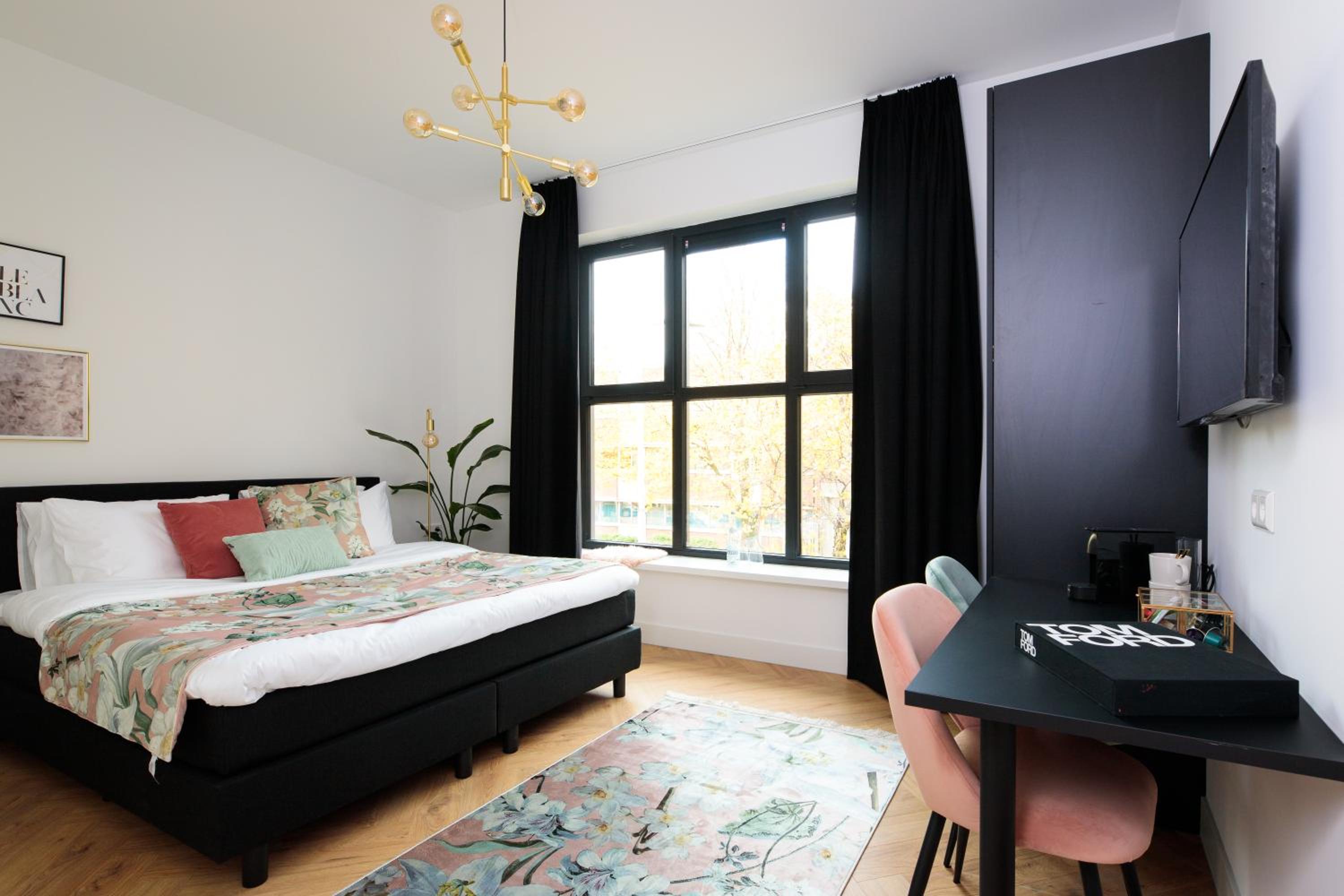 Deluxe King Room - Photo 14