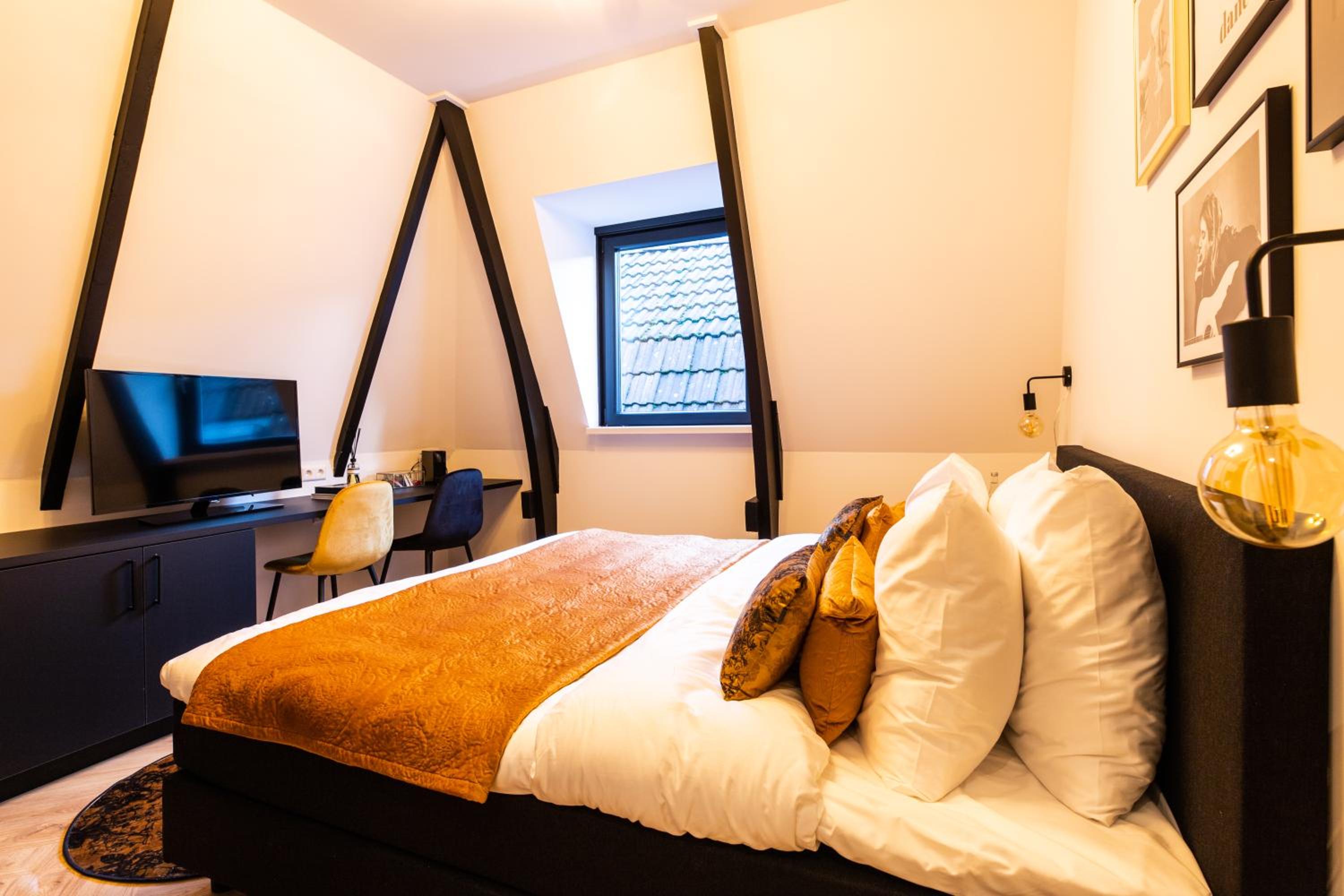 Deluxe King Room - Photo 15
