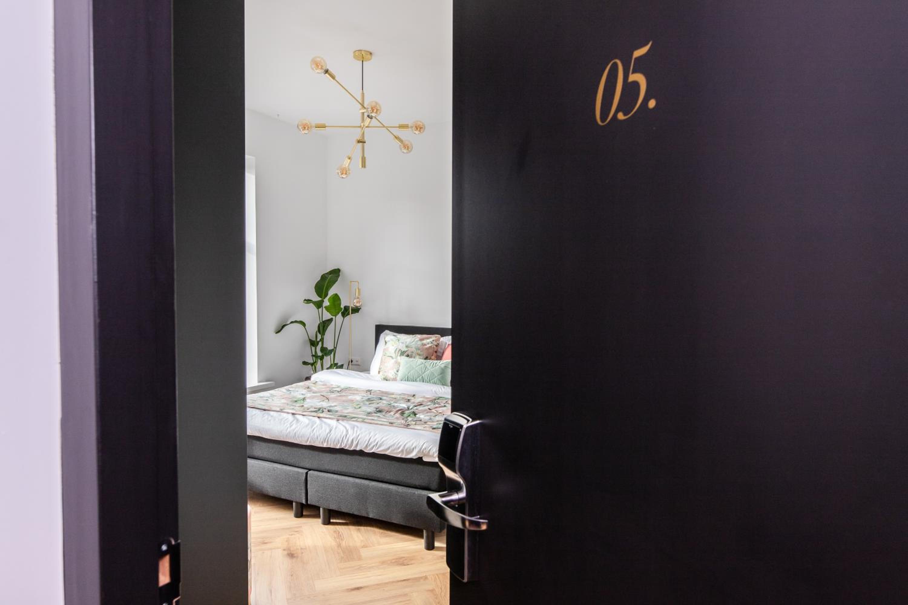 Deluxe King Room - Photo 16