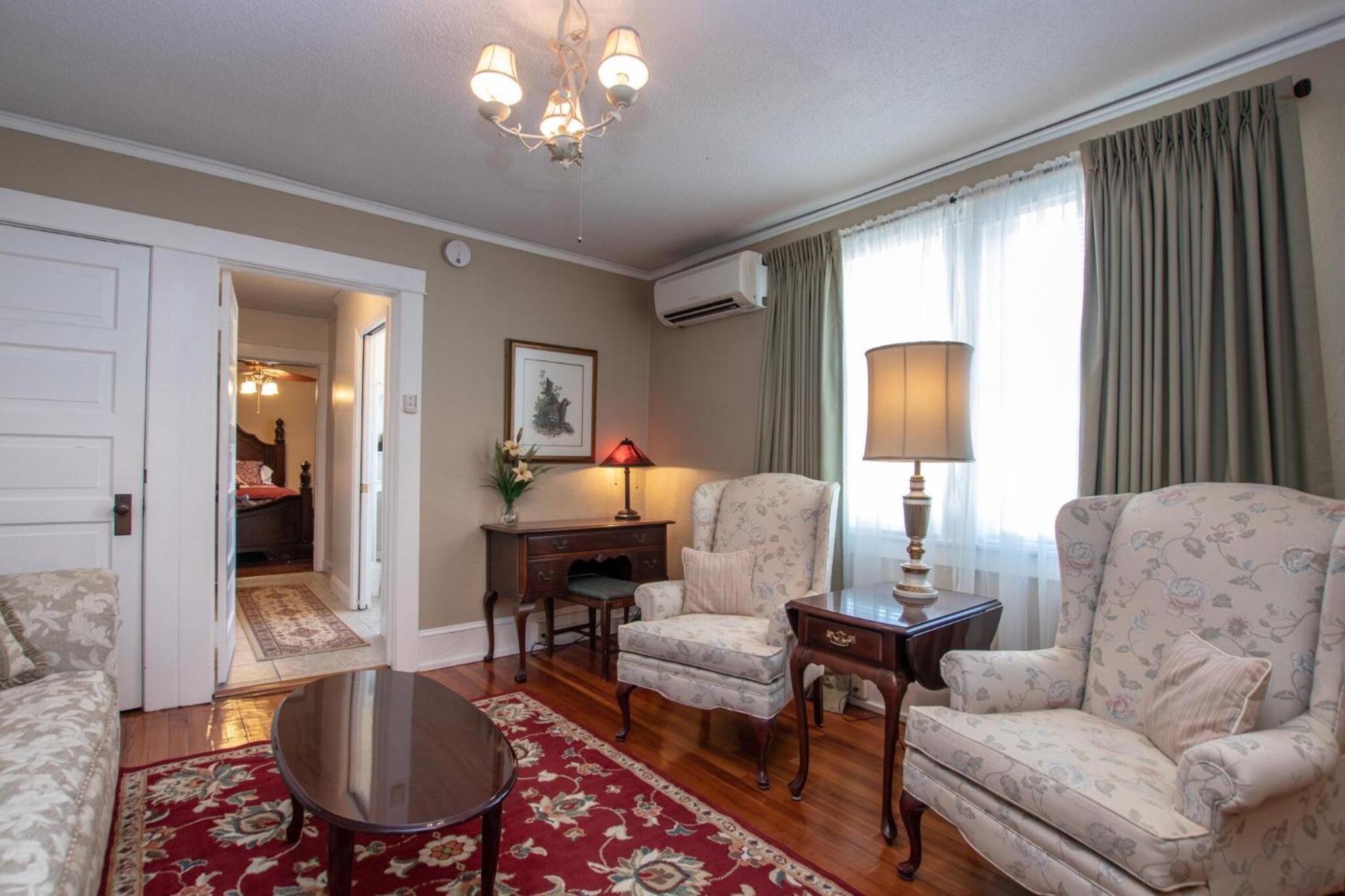 Queen Suite photo 2