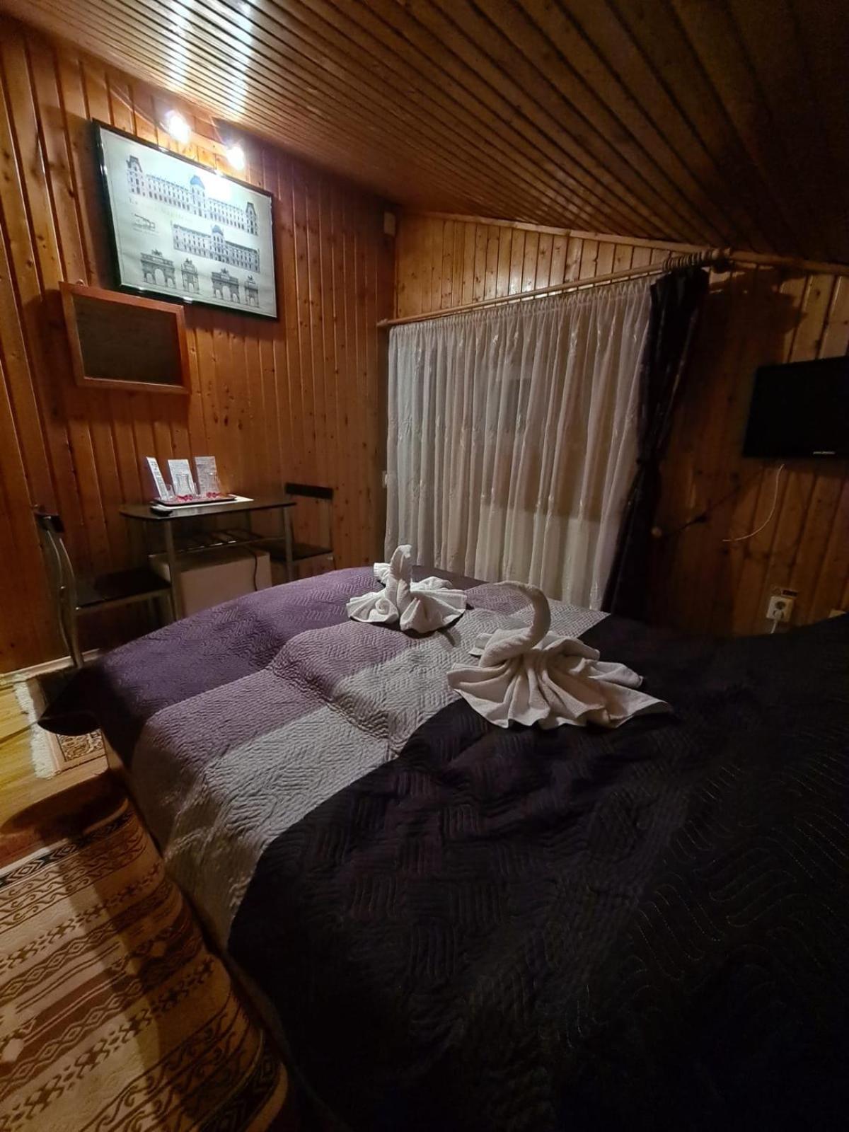 Double Room with Balcony - Photo 8