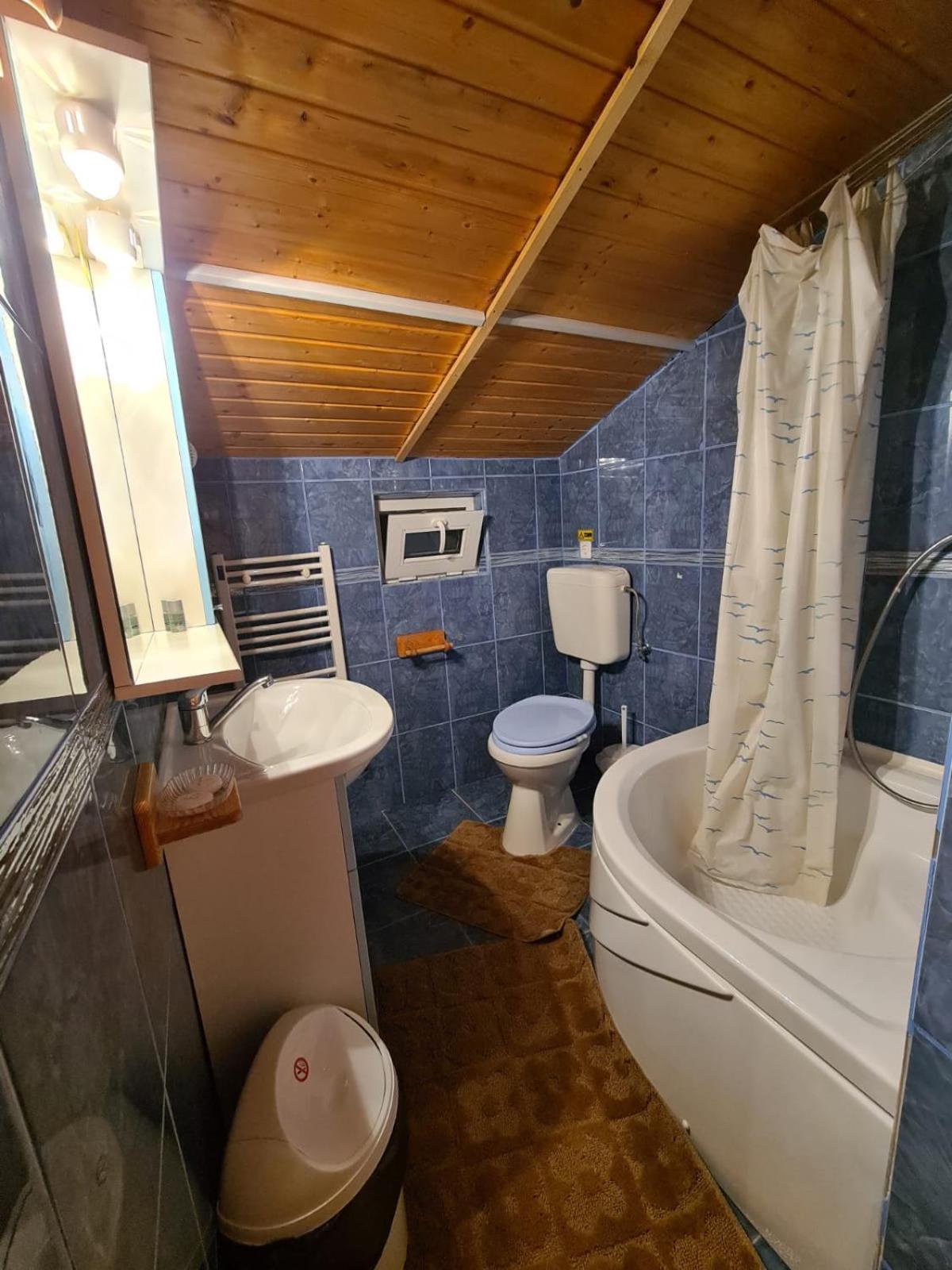Double Room with Balcony - Photo 9