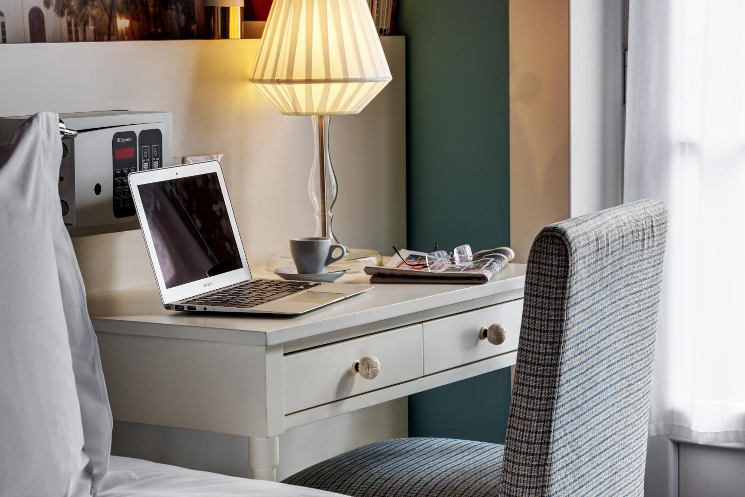 Superior Double Room with City View thumbnail 6