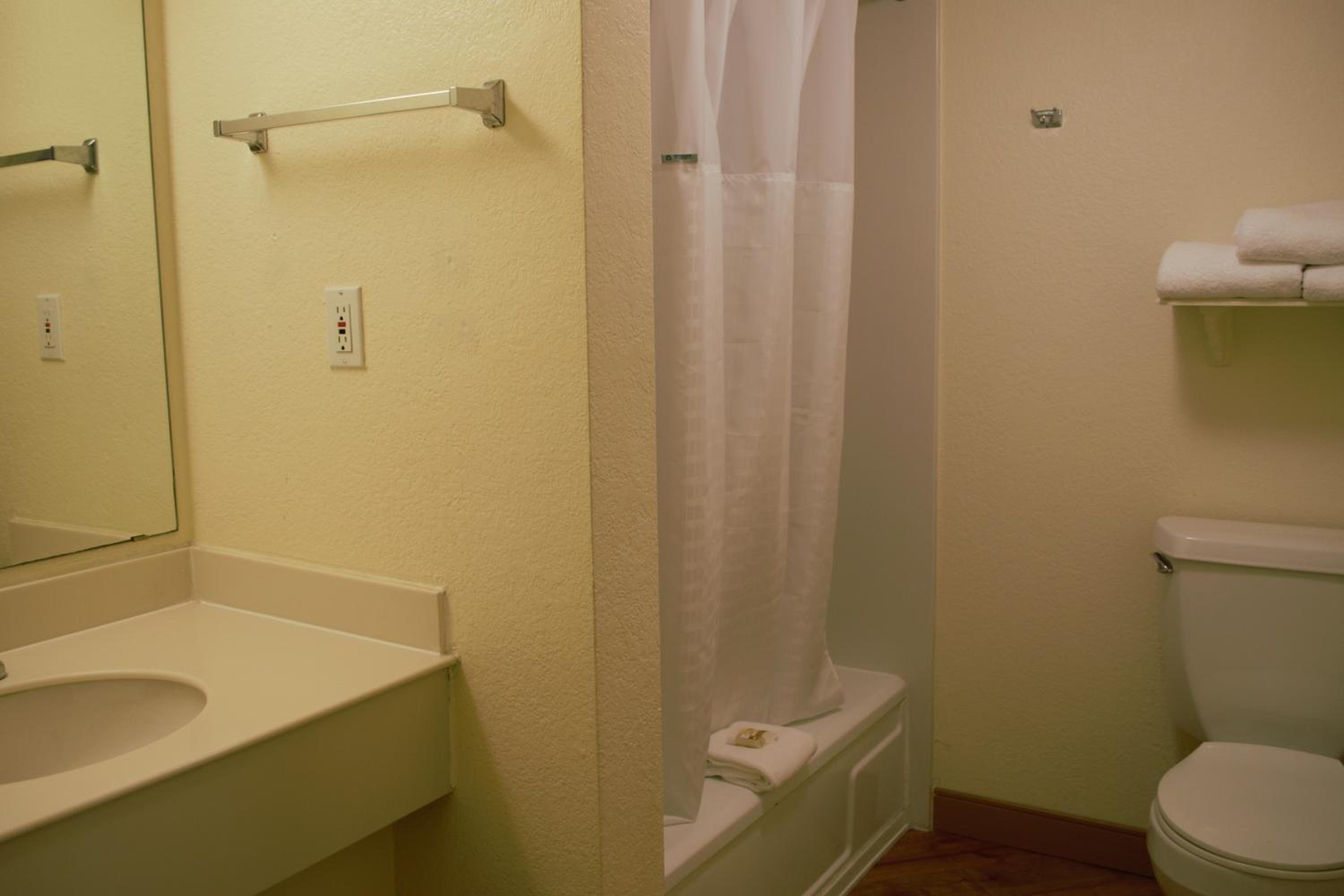 Two Double Beds - Photo 4