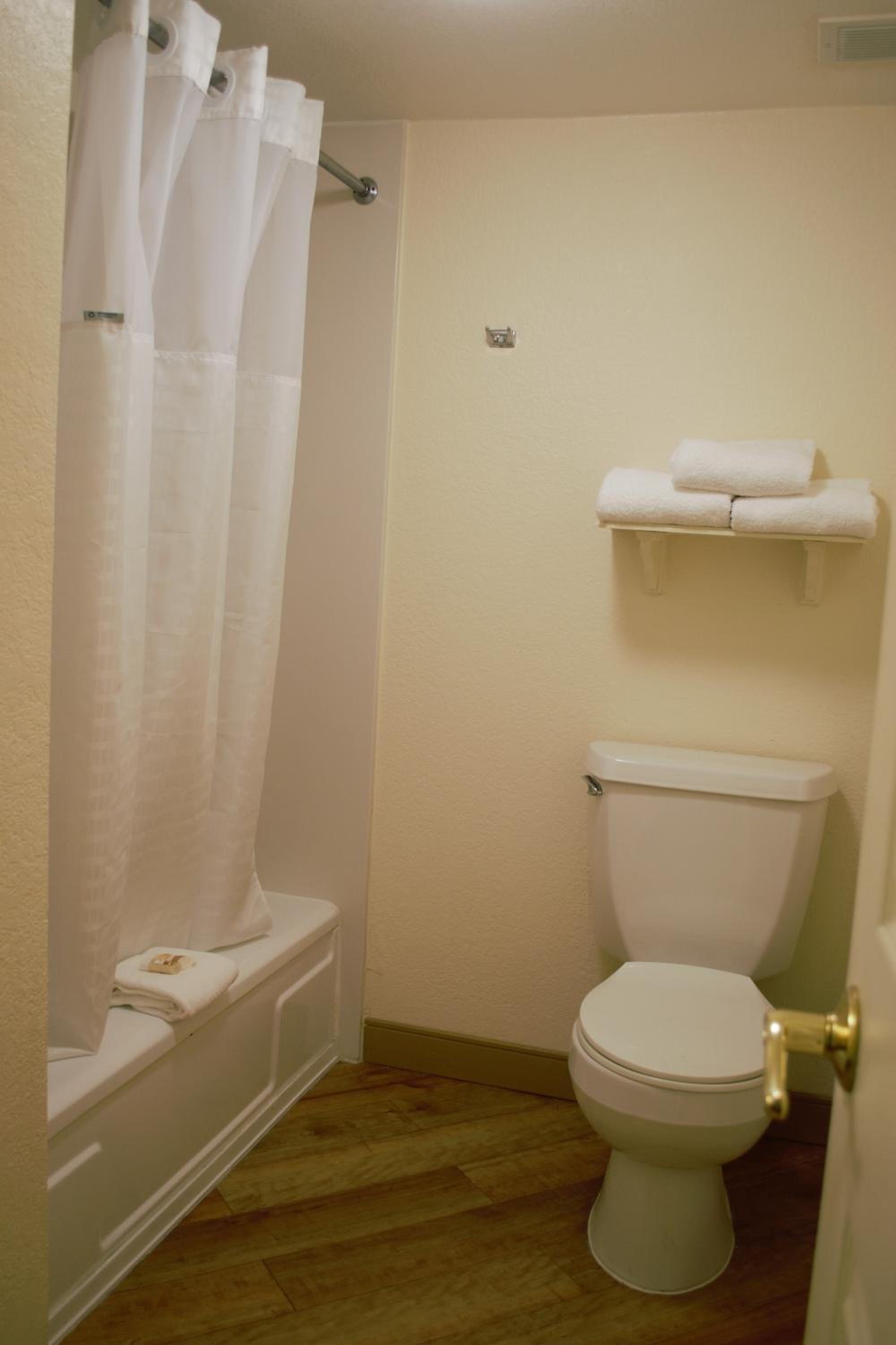 Two Double Beds - Photo 5