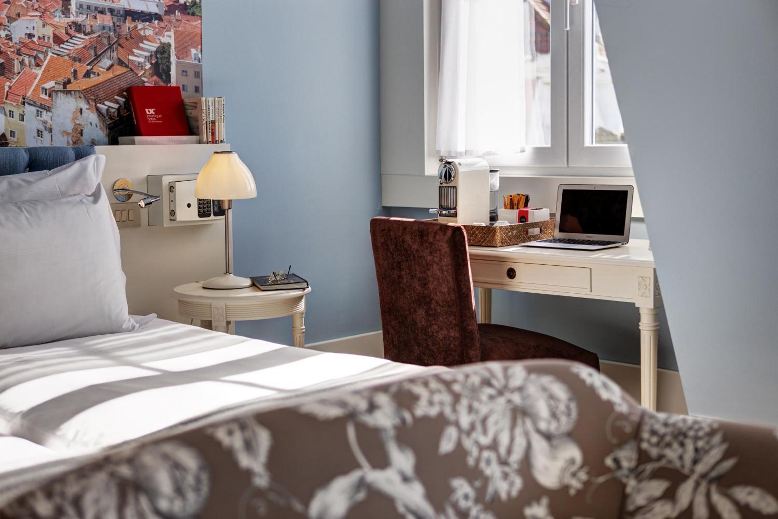 Superior Double Room with River View thumbnail 5