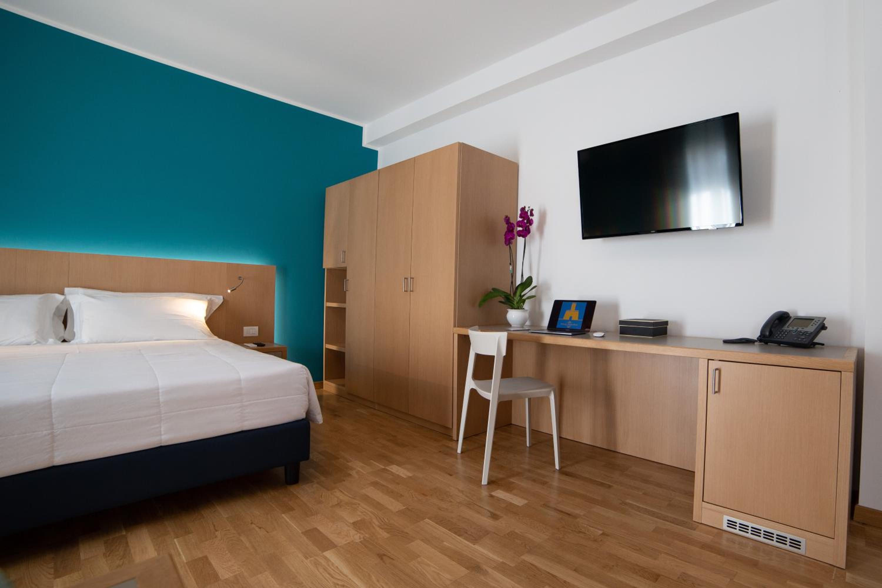 Deluxe Room - Photo 16