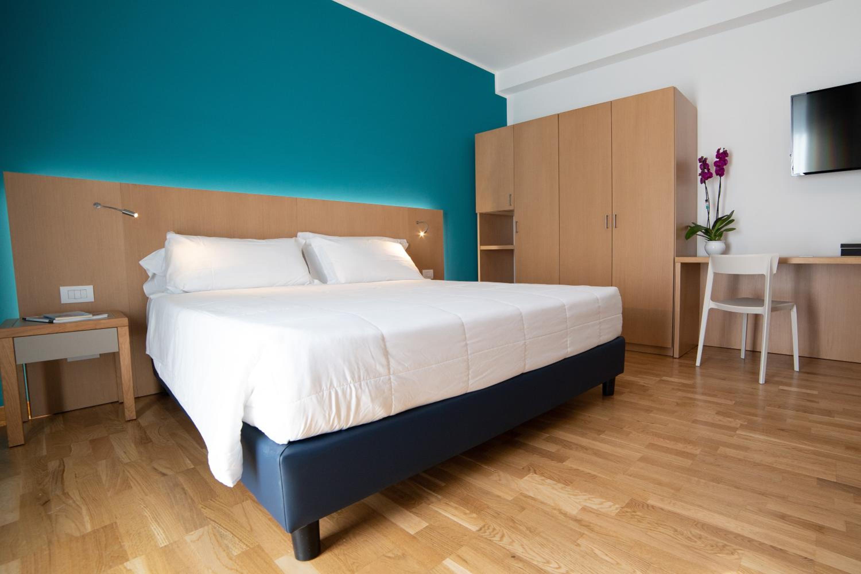 Deluxe Room - Photo 11