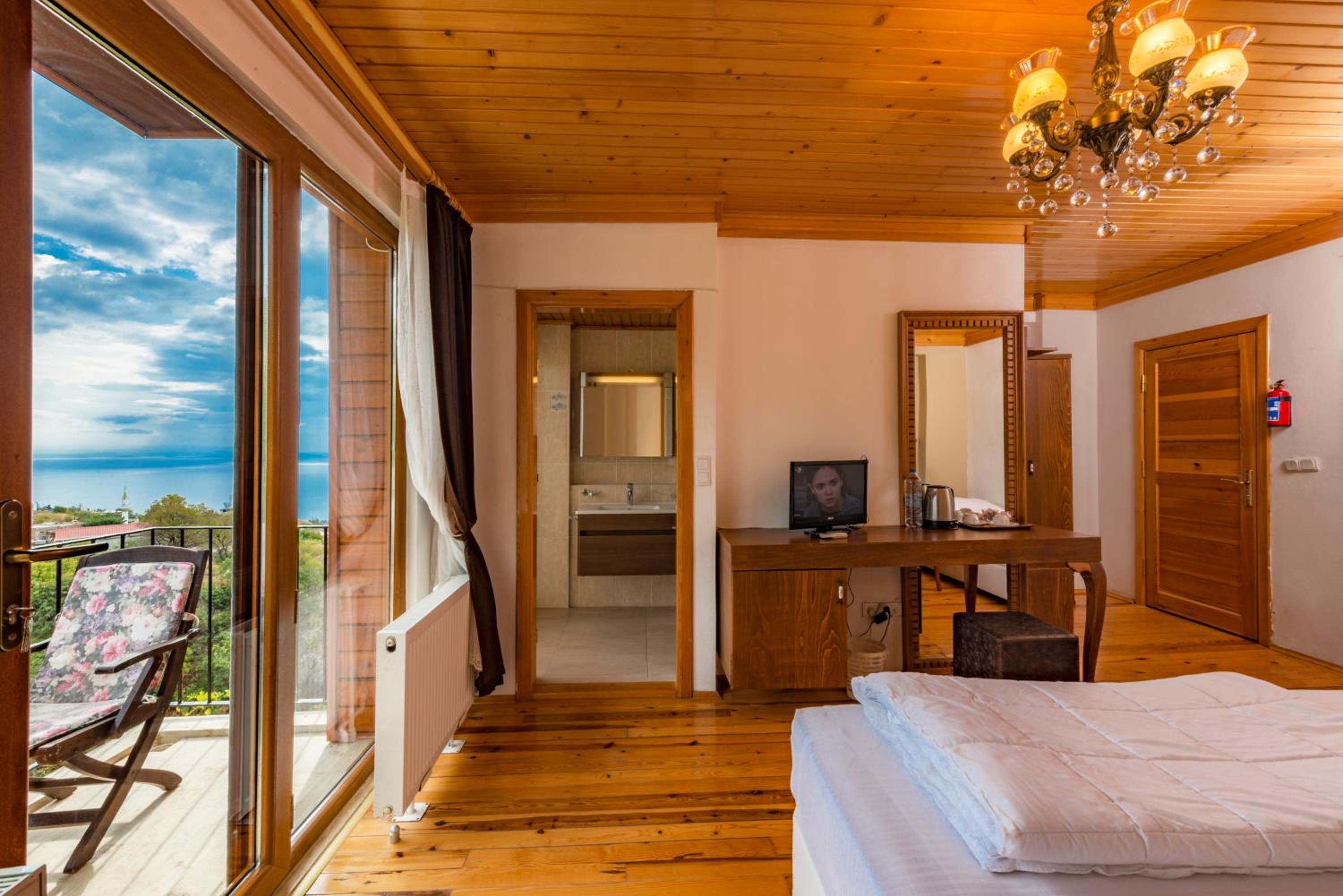 Deluxe Double Room with Balcony and Sea View photo 1