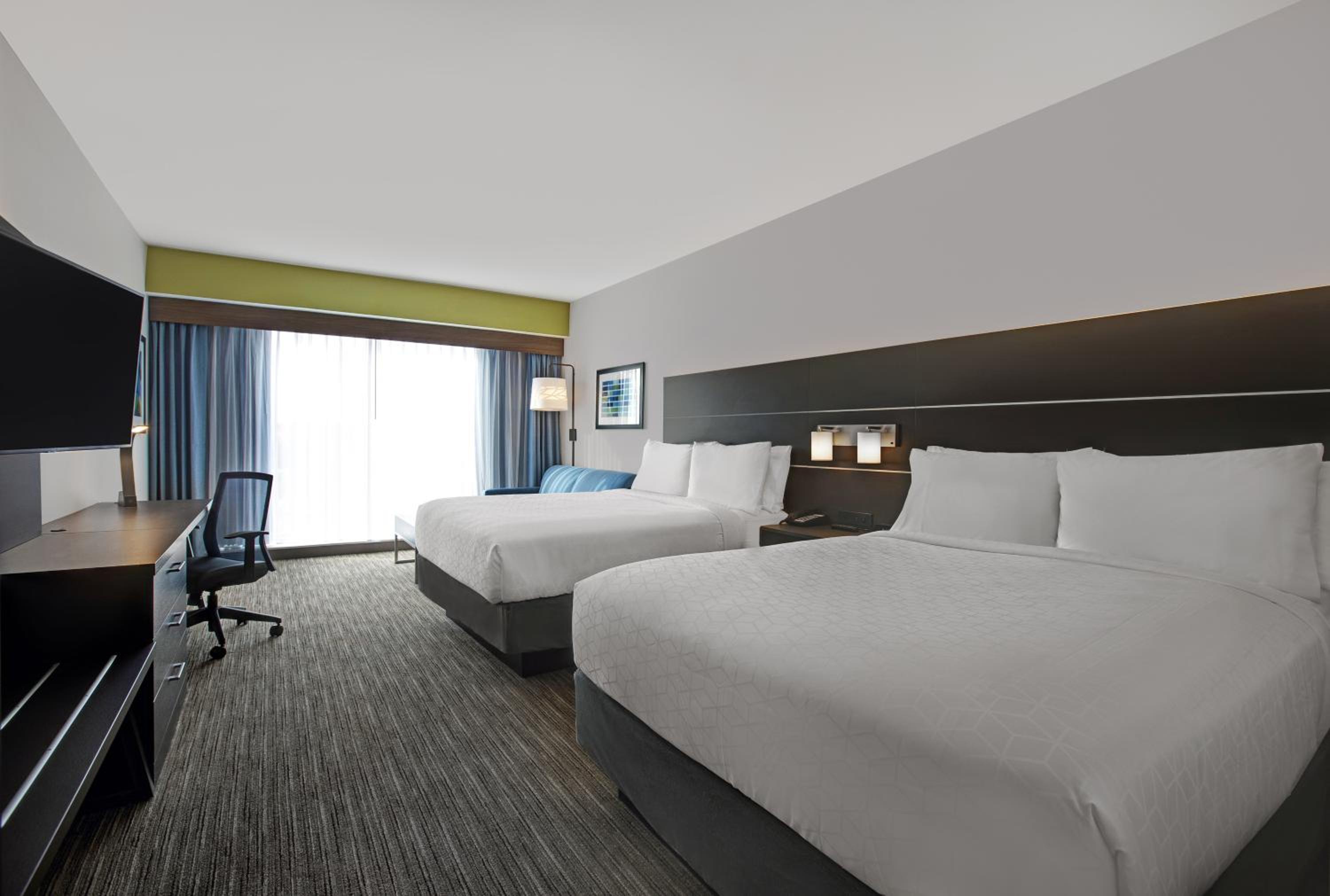 Standard Room with Two Queen Beds - Photo 6