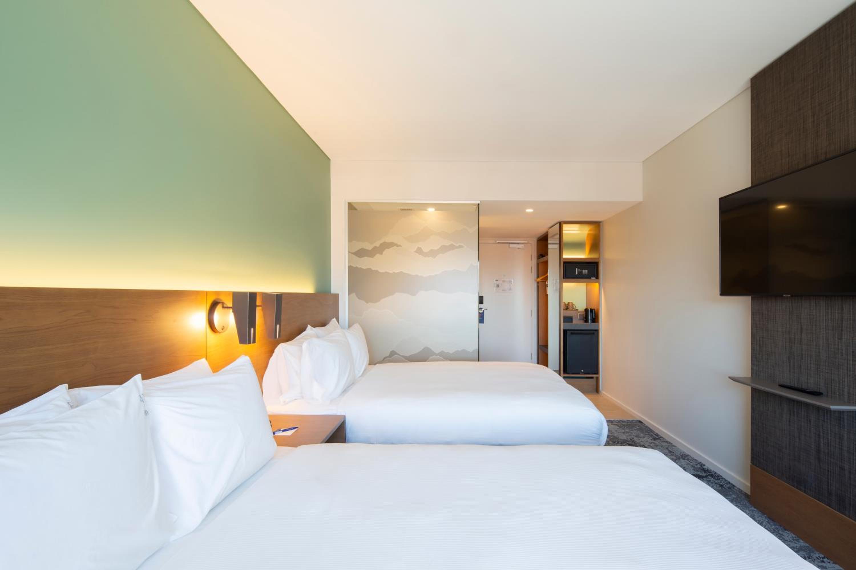 Standard Queen Room with Two Queen Beds - Free Breakfast - Photo 4