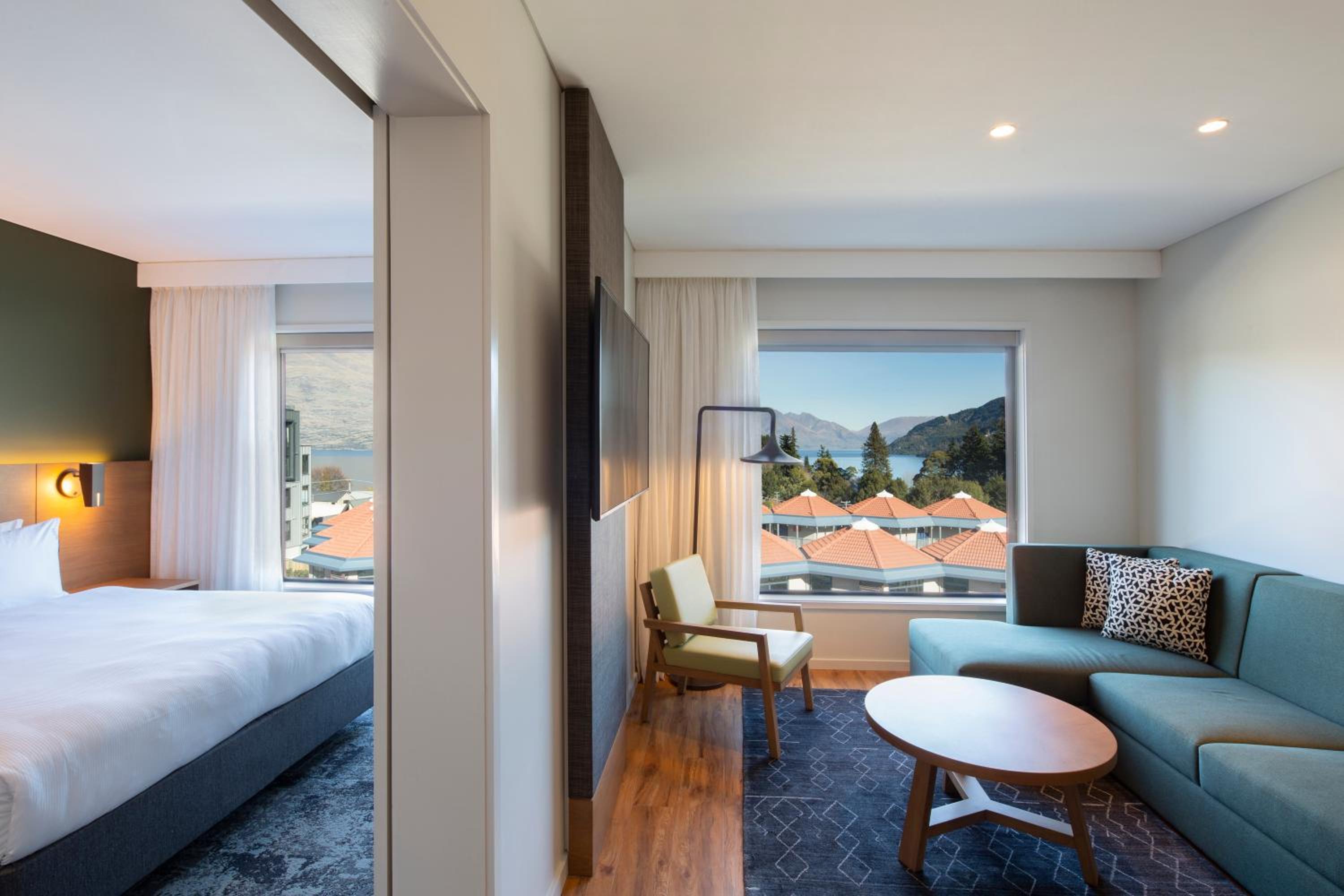 One-Bedroom Suite with Mountain View - Free Breakfast - Photo 3