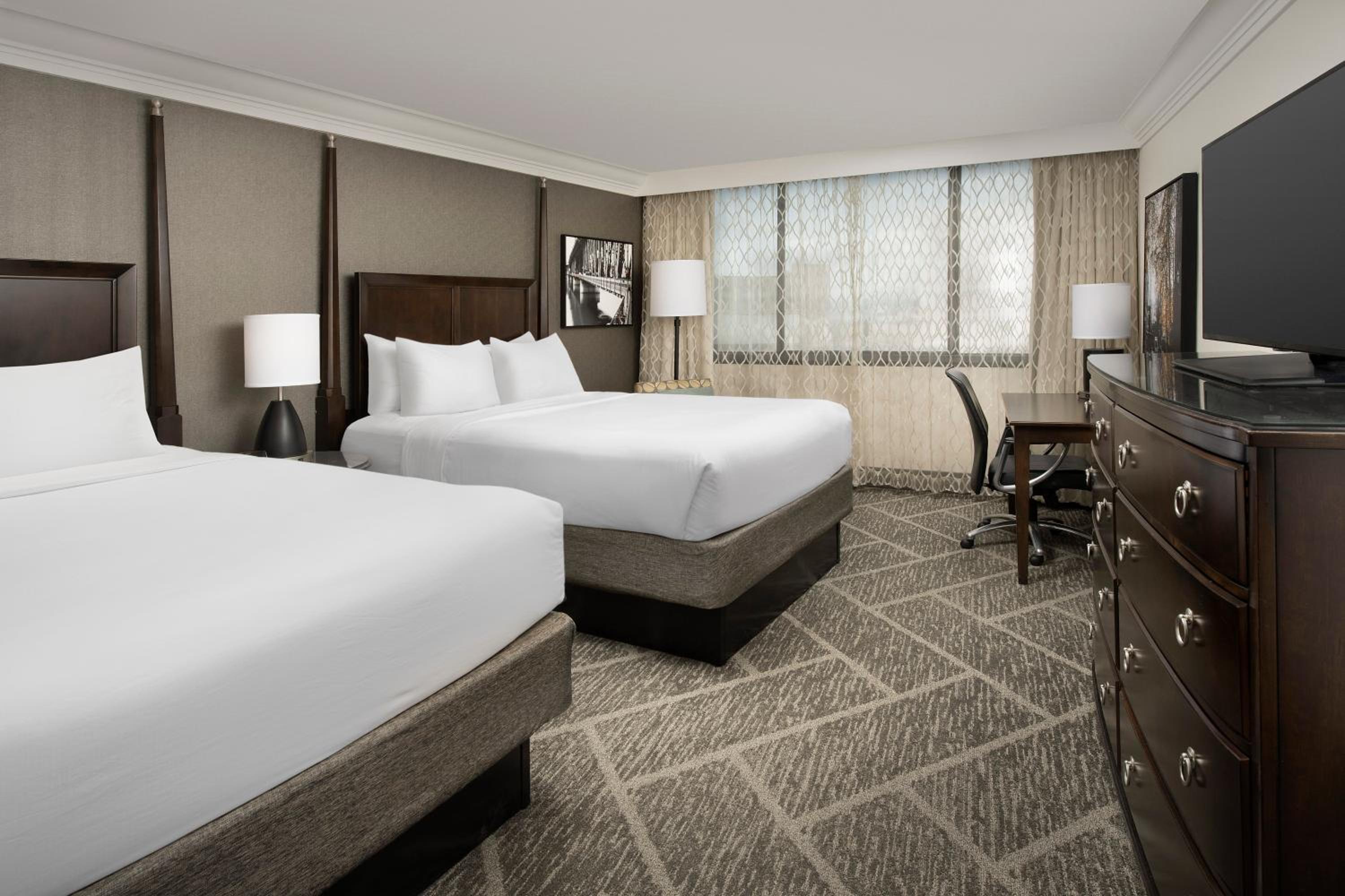 Queen Room with Two Queen Beds - High Floor/Non-Smoking - Photo 4