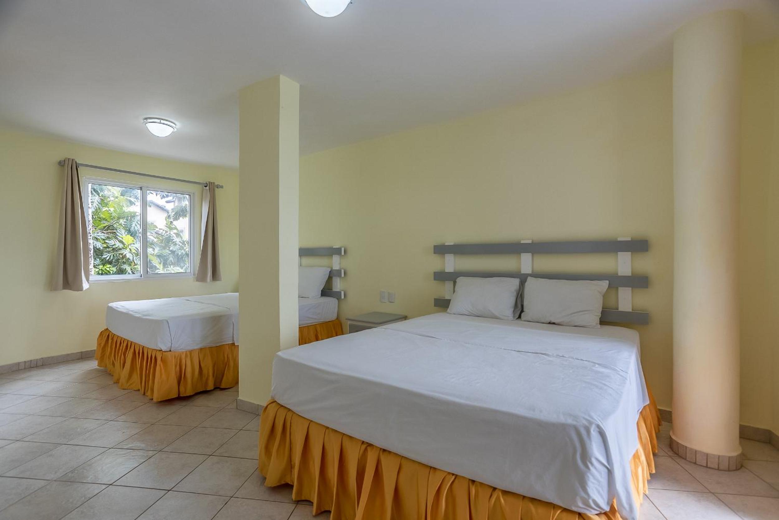 Queen Room with Two Queen Beds photo 2