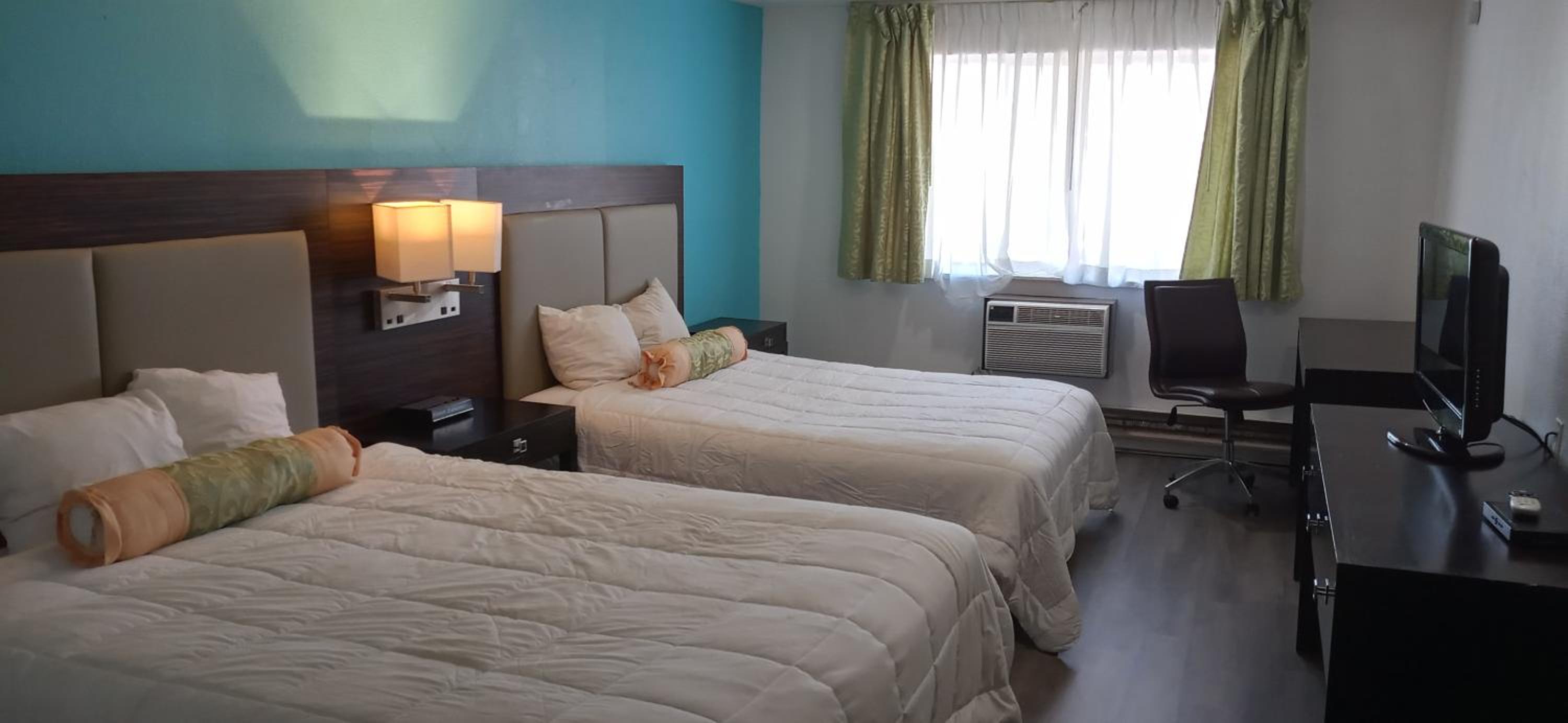 Queen Room with Two Queen Beds - Photo 3