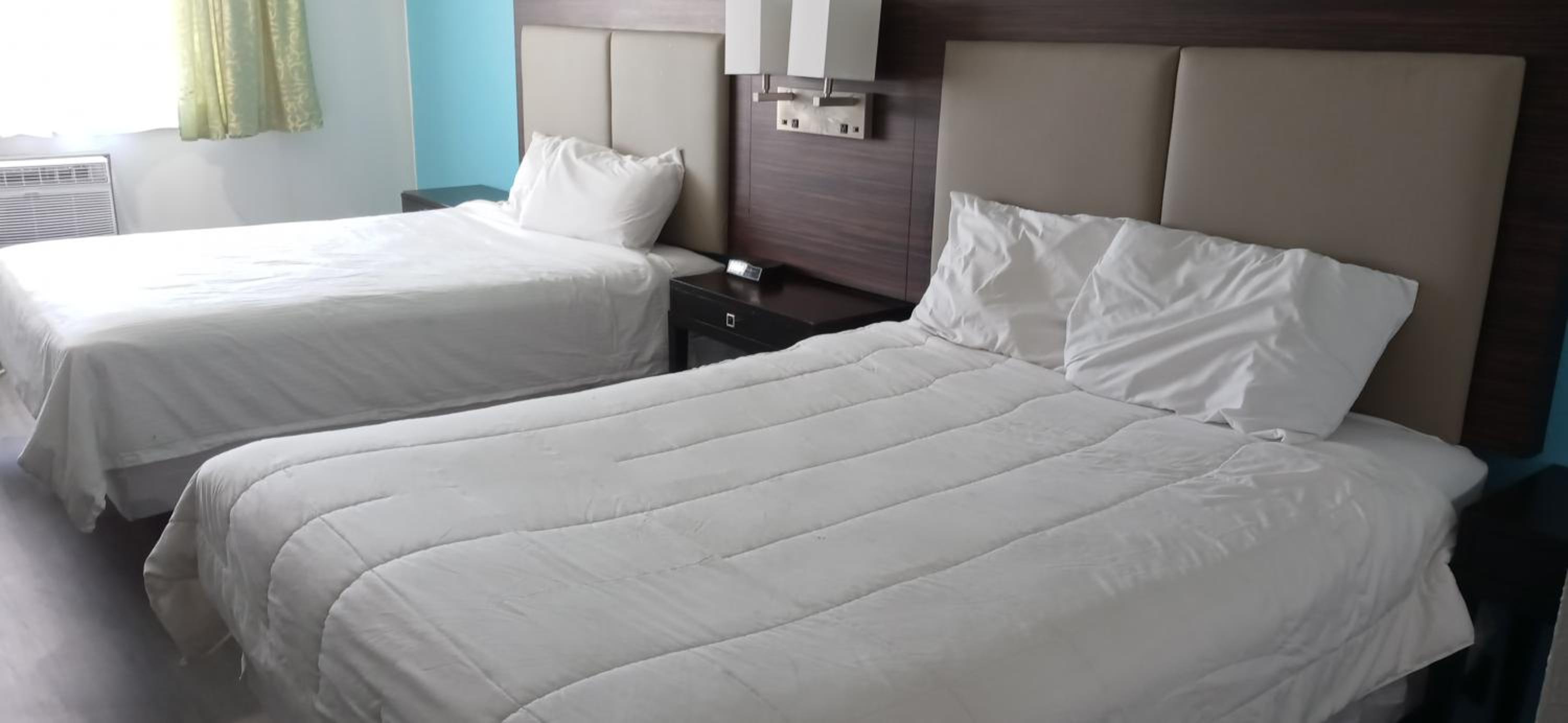 Queen Room with Two Queen Beds - Photo 2