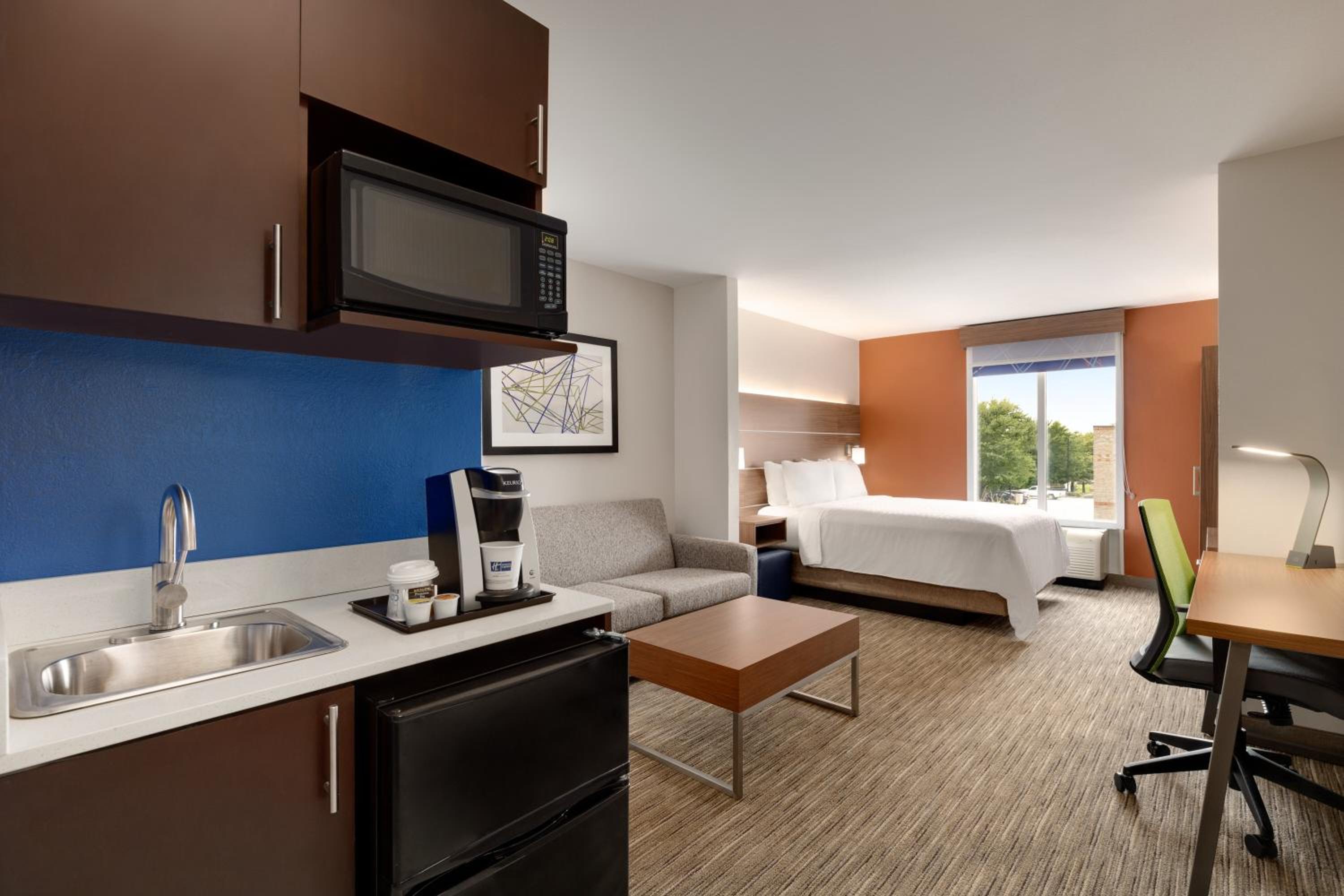 Queen Suite - Photo 1