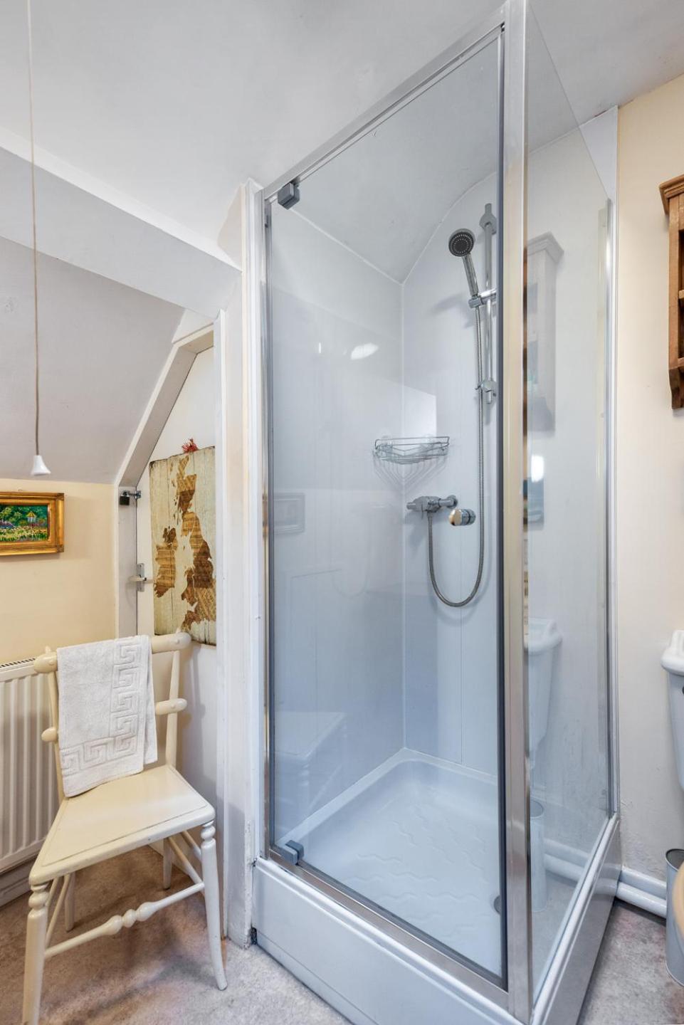 Twin Room with Private Bathroom photo 2