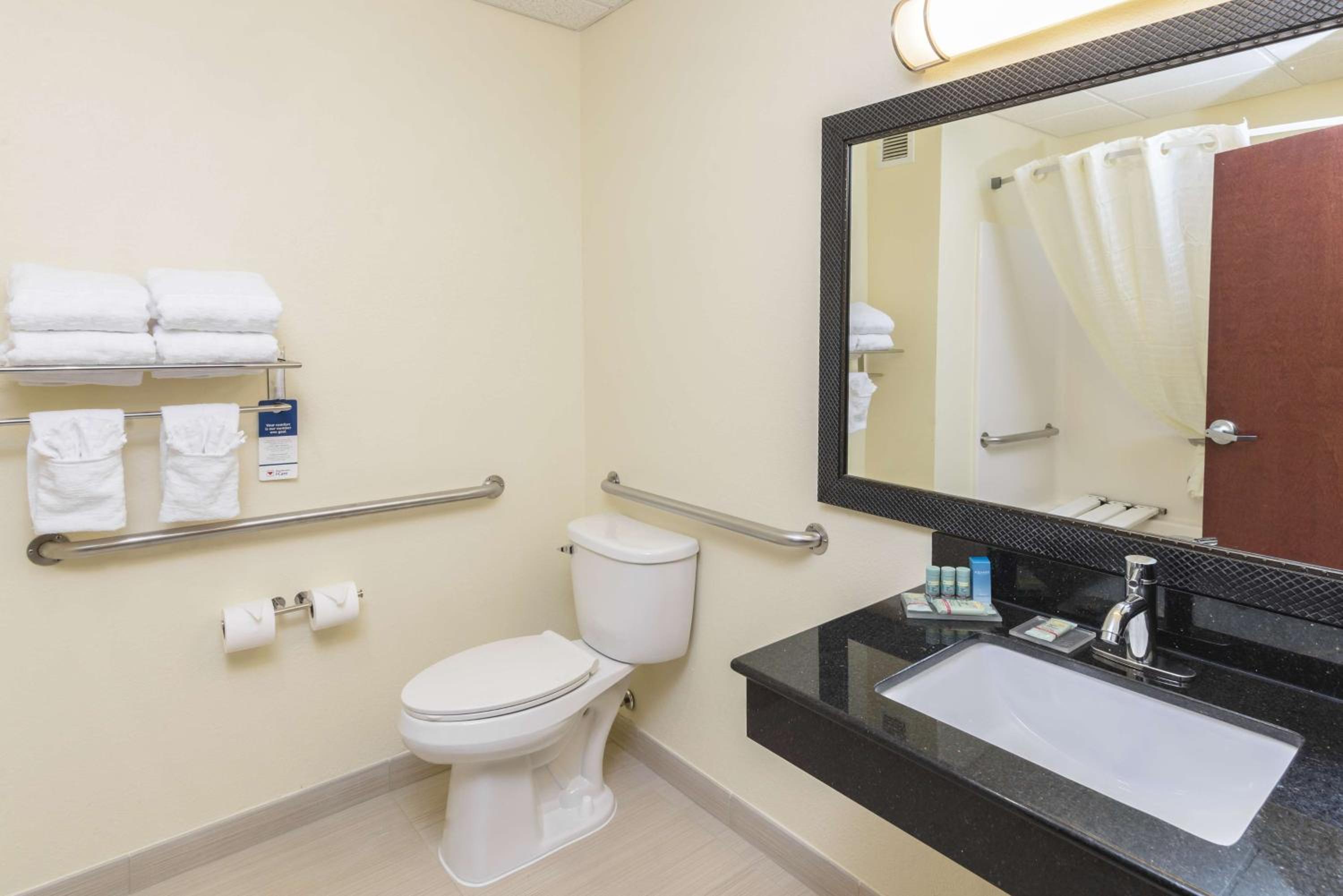 King Room with Roll-in Shower - Disability Access/Non-Smoking photo 3