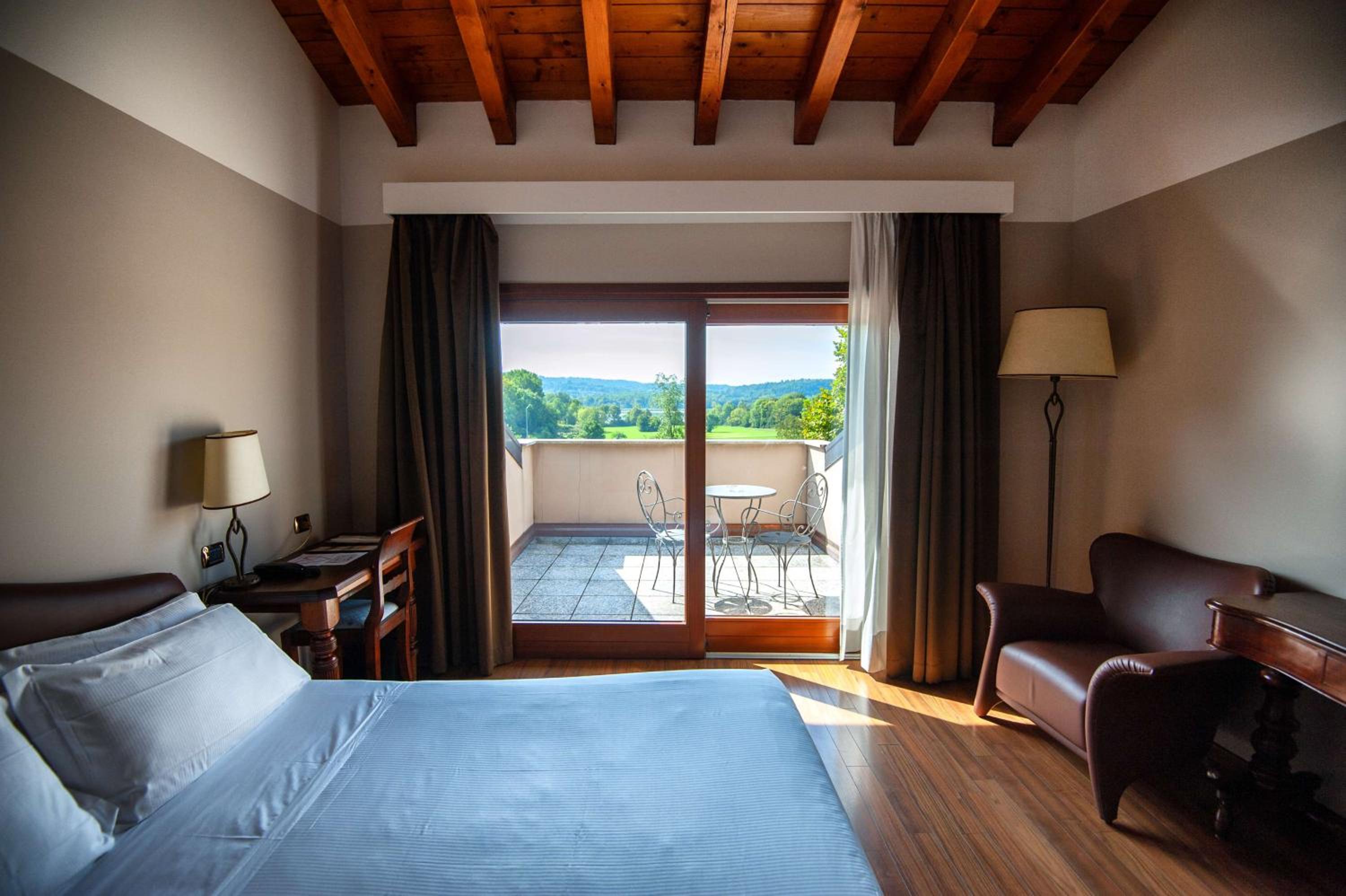 Superior Room with One Queen Bed, One Single Bed and Balcony with Lake View - Free Spa Access