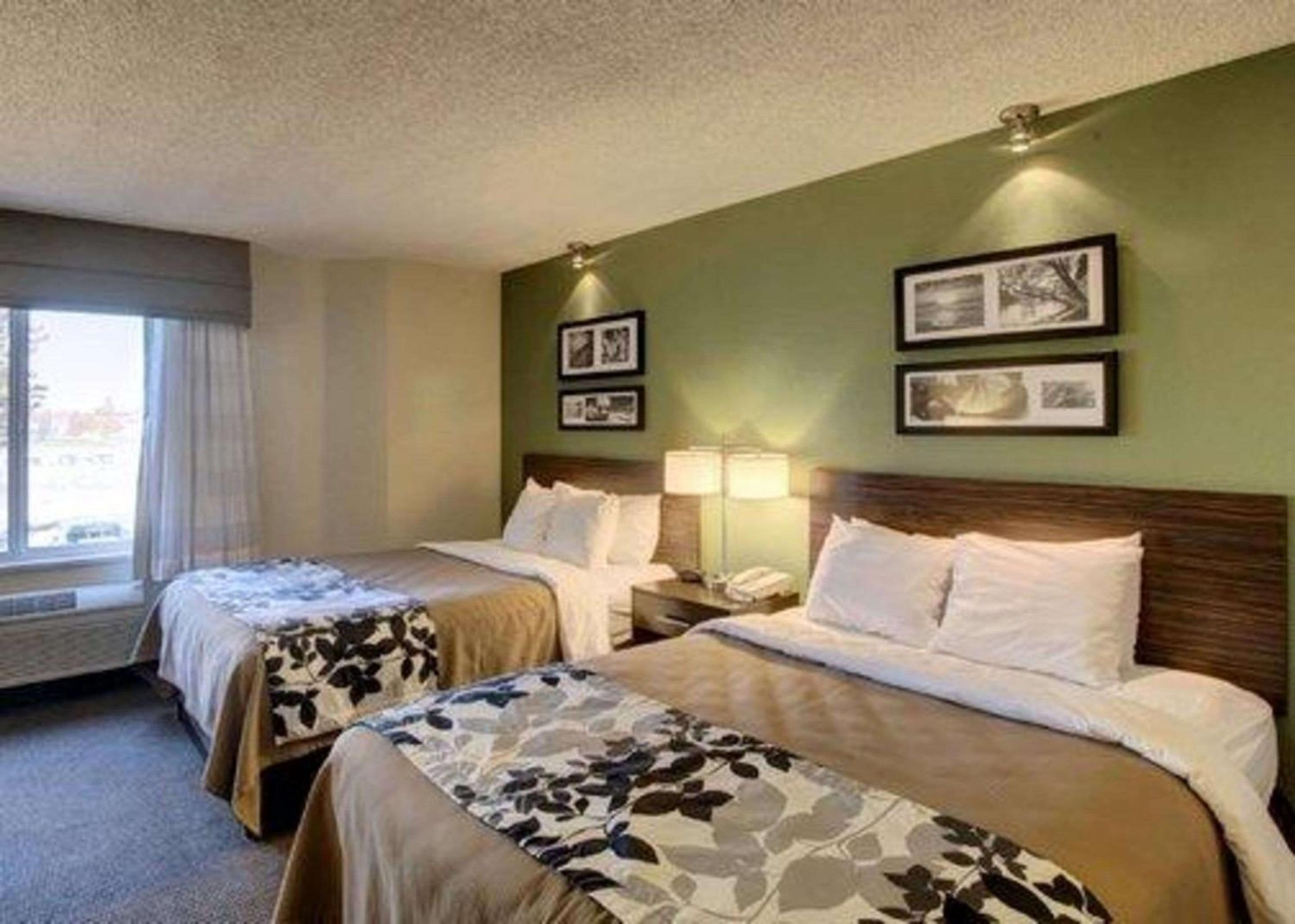 Deluxe Queen Room with Two Queen Beds - Non-Smoking - Photo 2