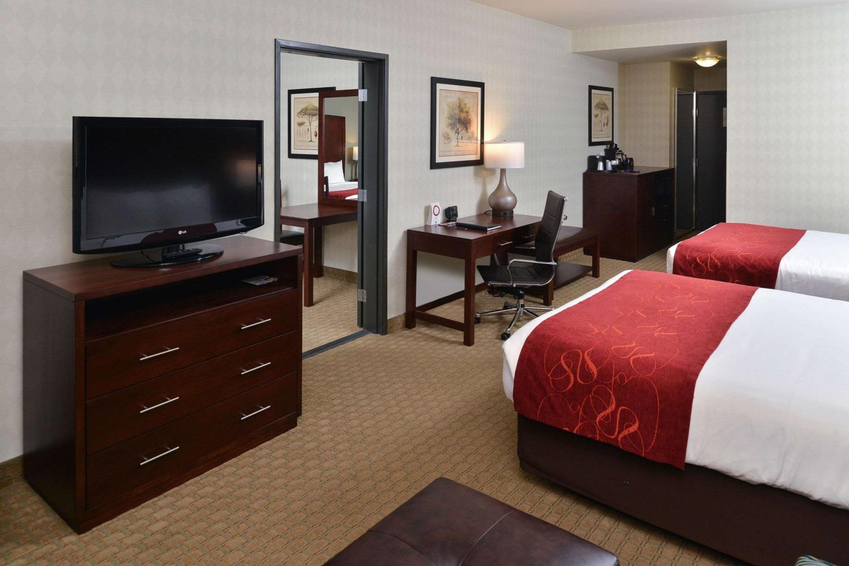 Suite with One King and Two Queen Beds - Non-Smoking - Photo 3