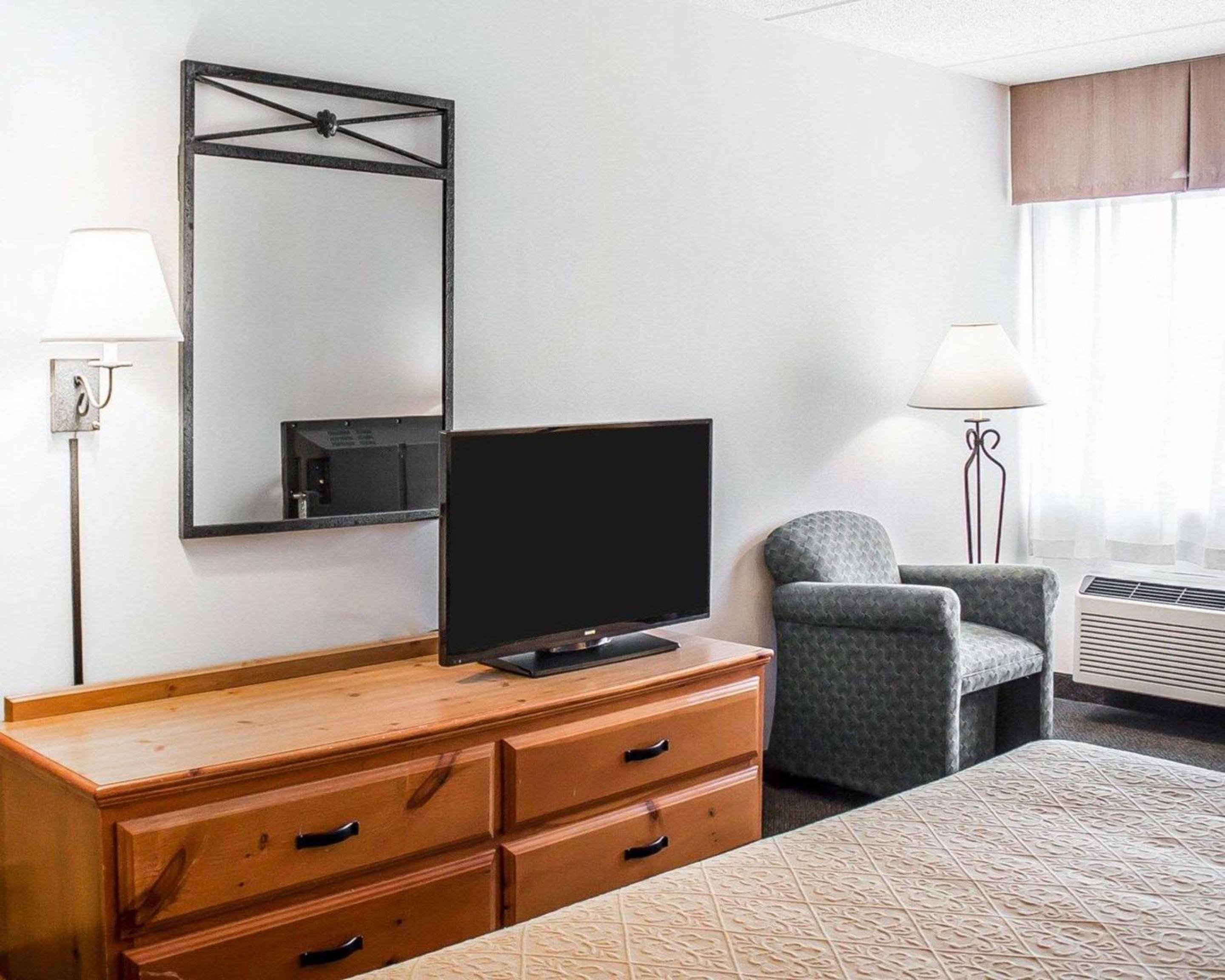 King Room - Non-Smoking - Photo 3