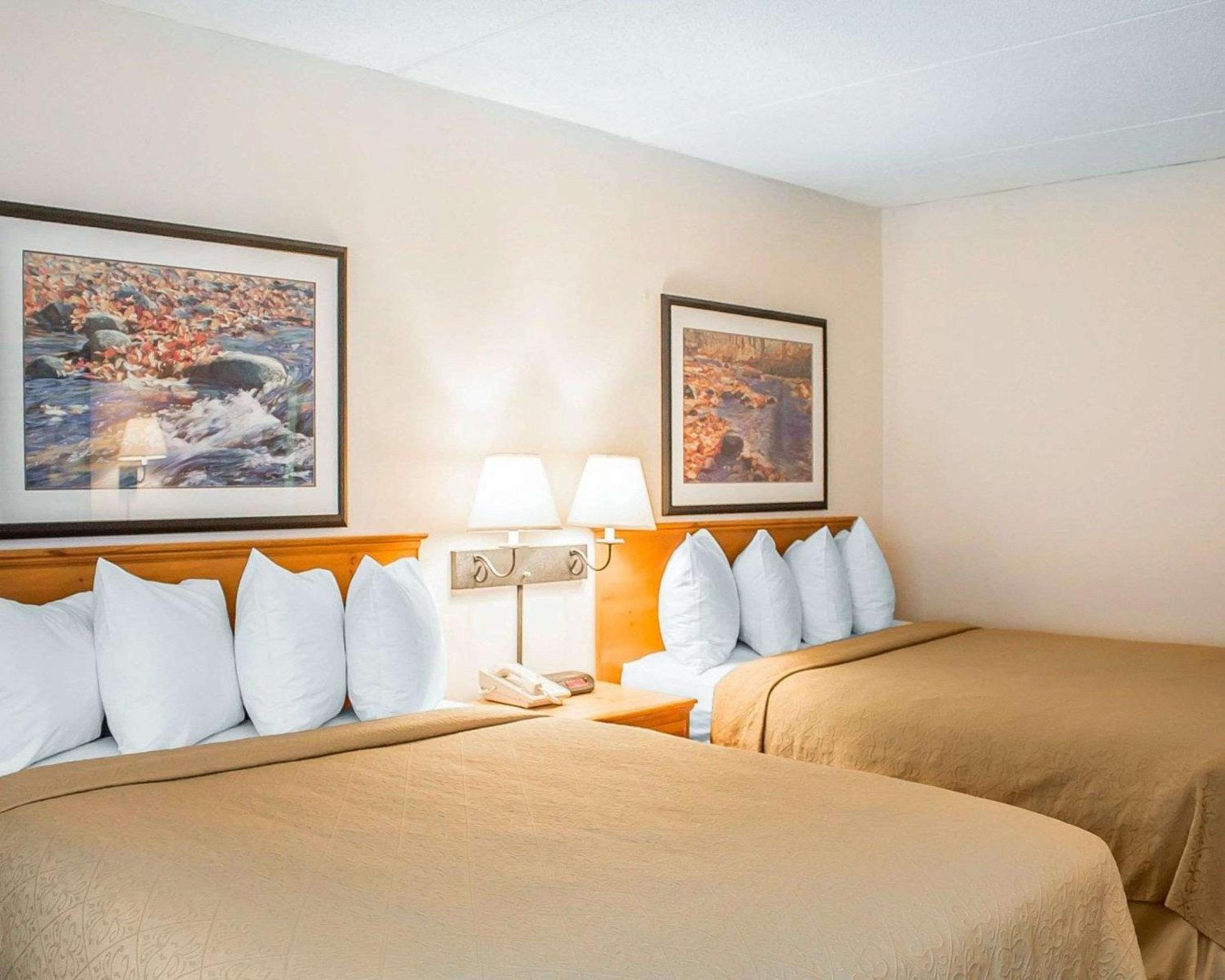 Queen Room with Two Queen Beds - Non-Smoking - Photo 2