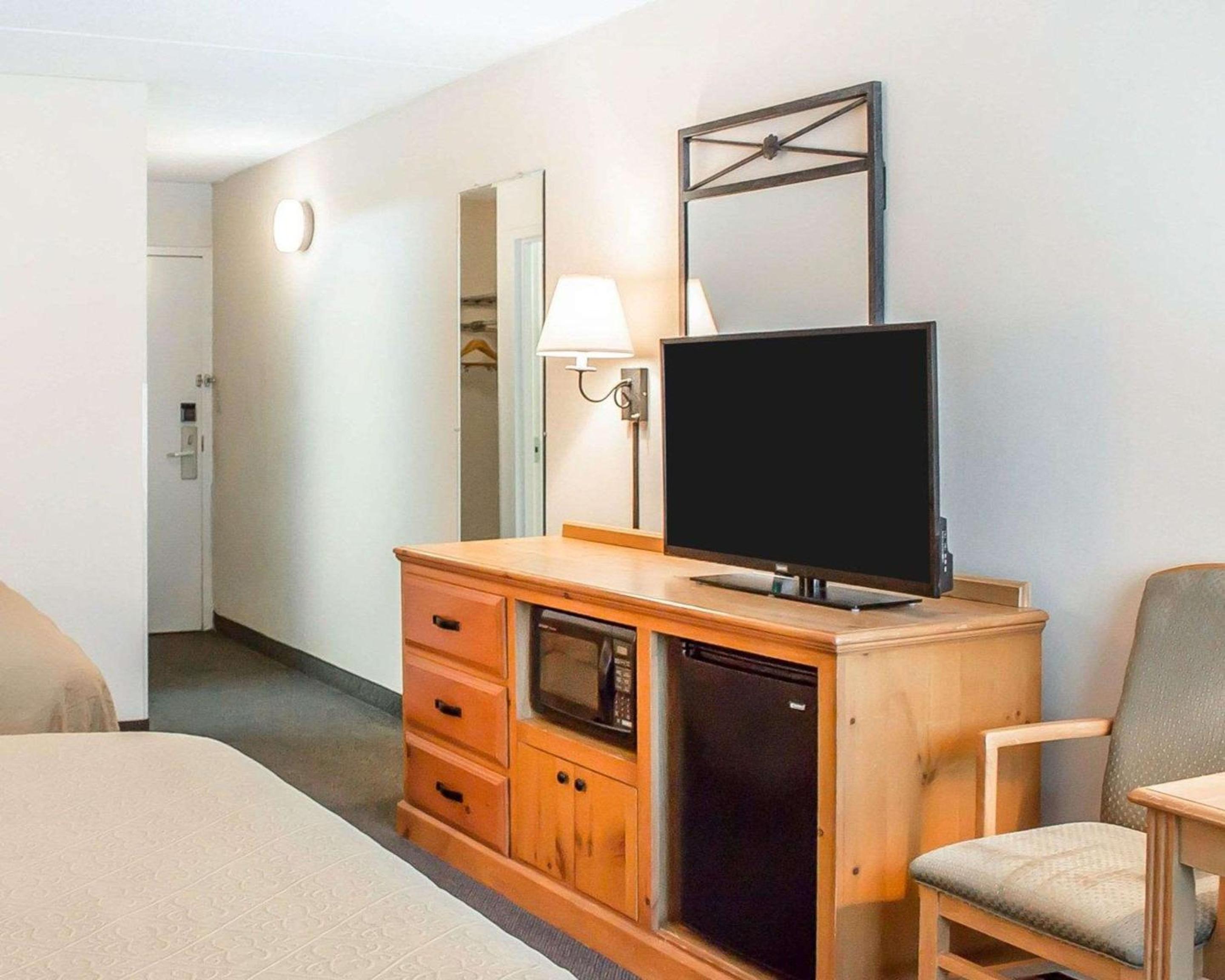 Queen Room with Two Queen Beds - Non-Smoking - Photo 5