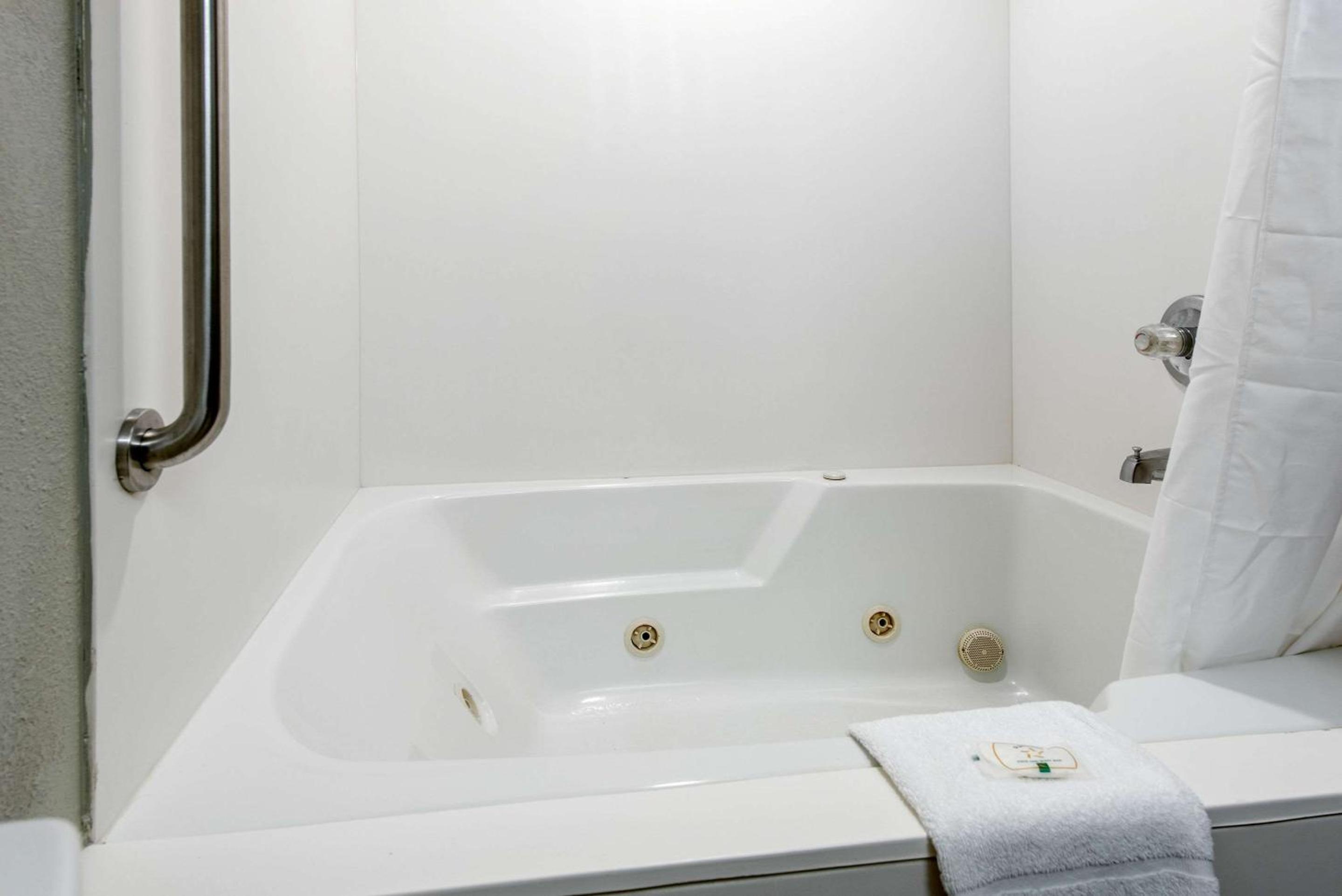 King Suite with Spa Bath - Non-Smoking - Photo 6