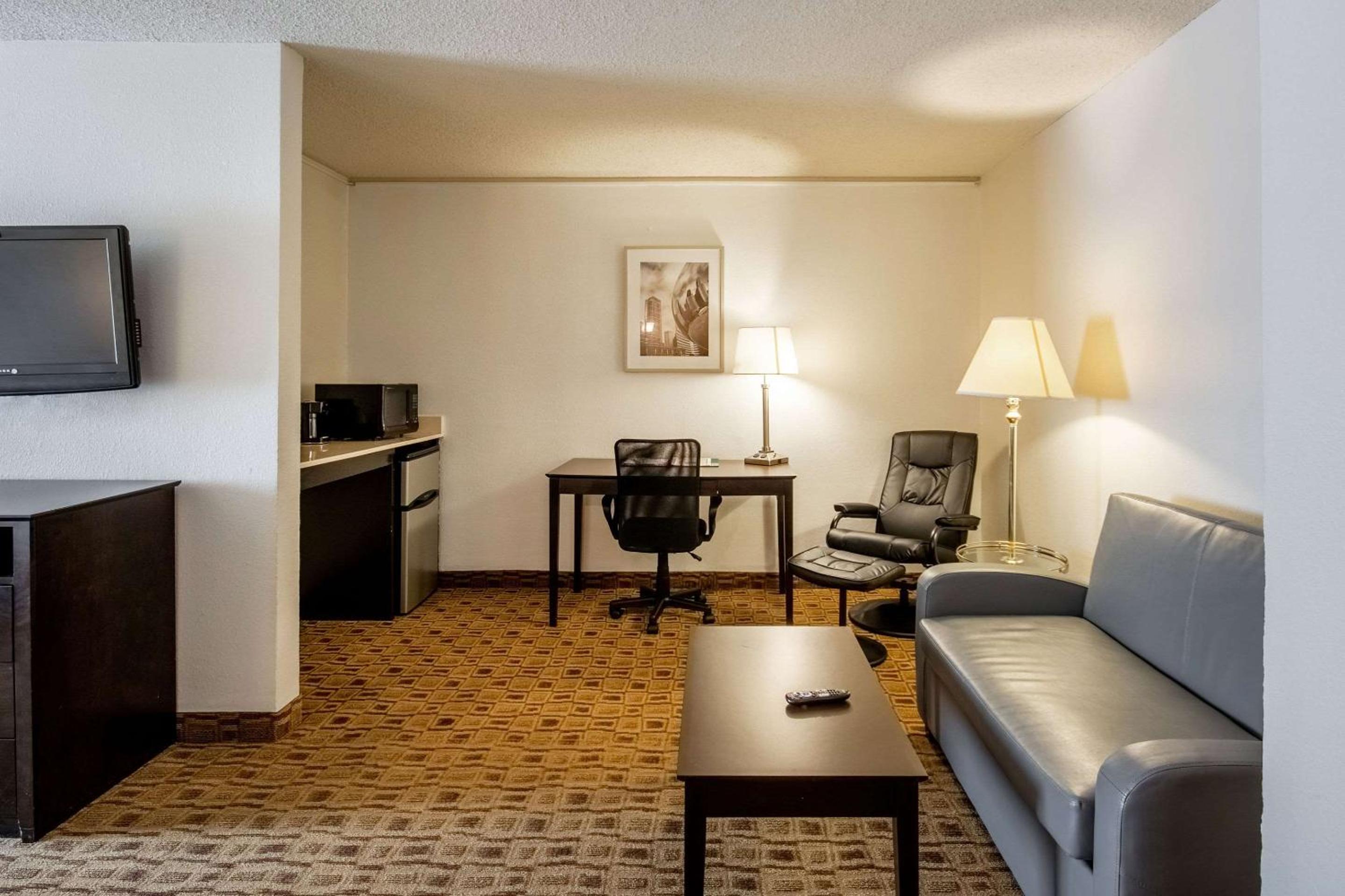 Luxury Queen Suite with Two Queen Beds - Non-Smoking - Photo 6