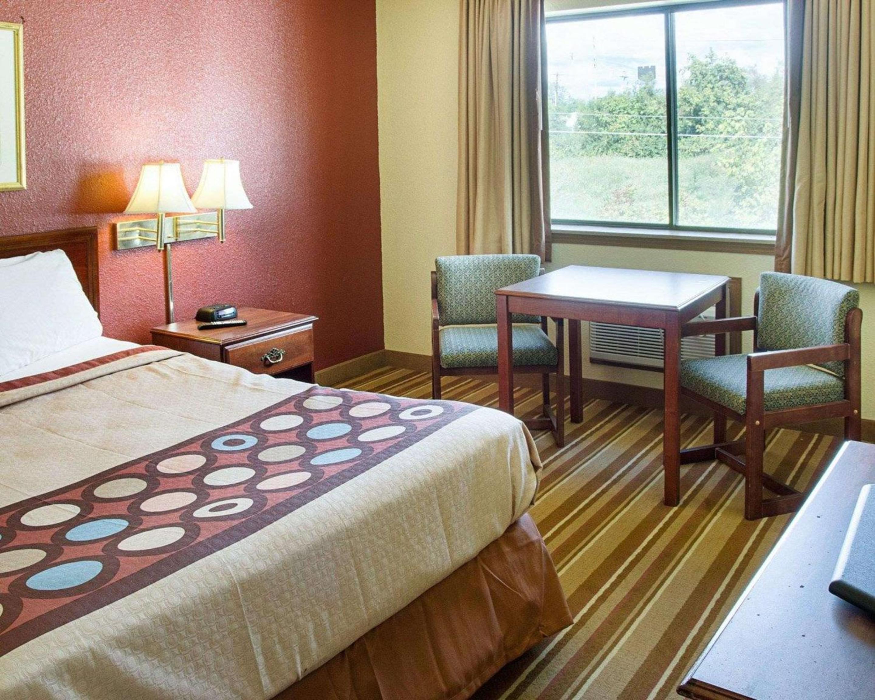 Queen Room - Non-Smoking - Photo 1