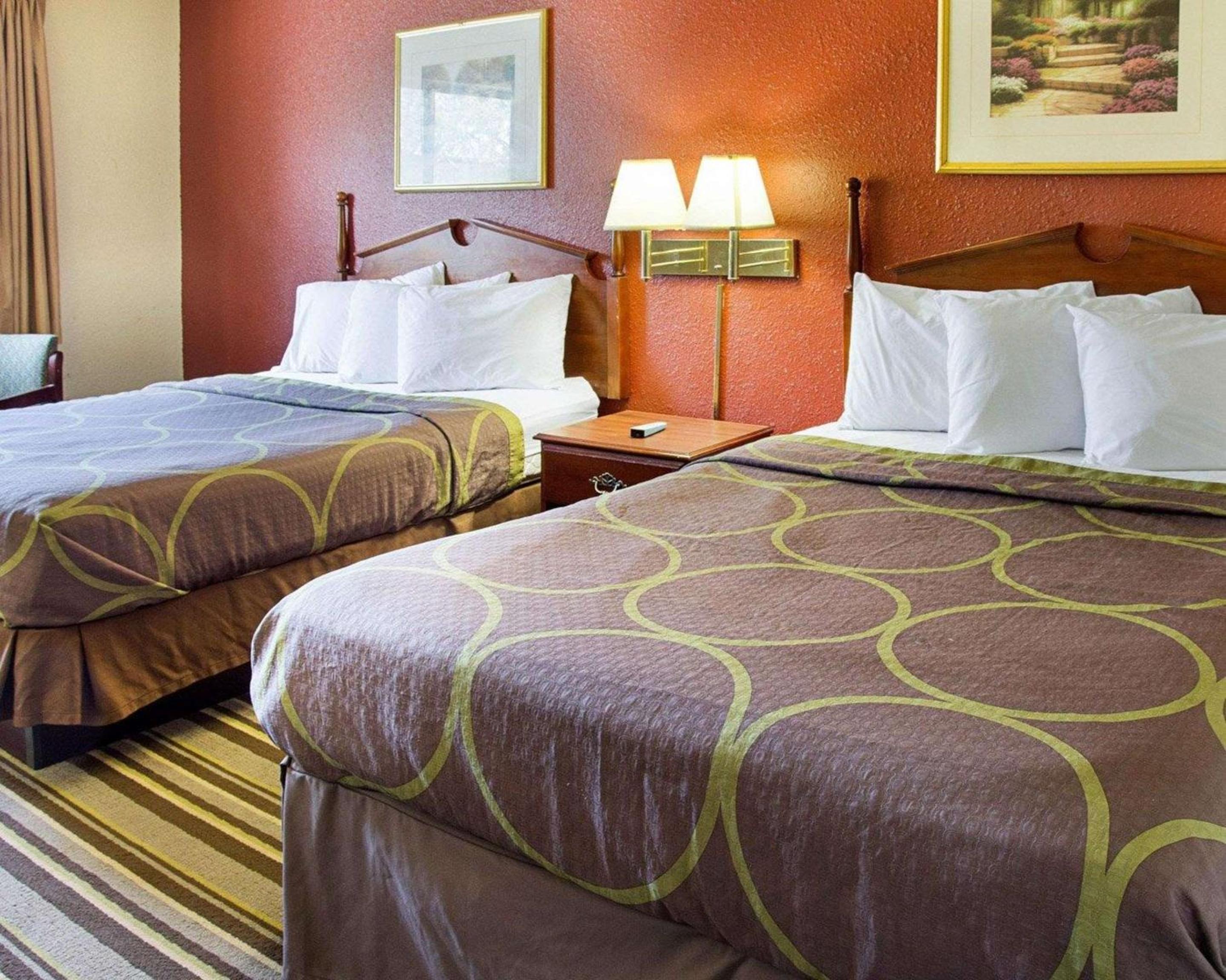 Queen Room with Two Queen Beds - Non-Smoking - Photo 3