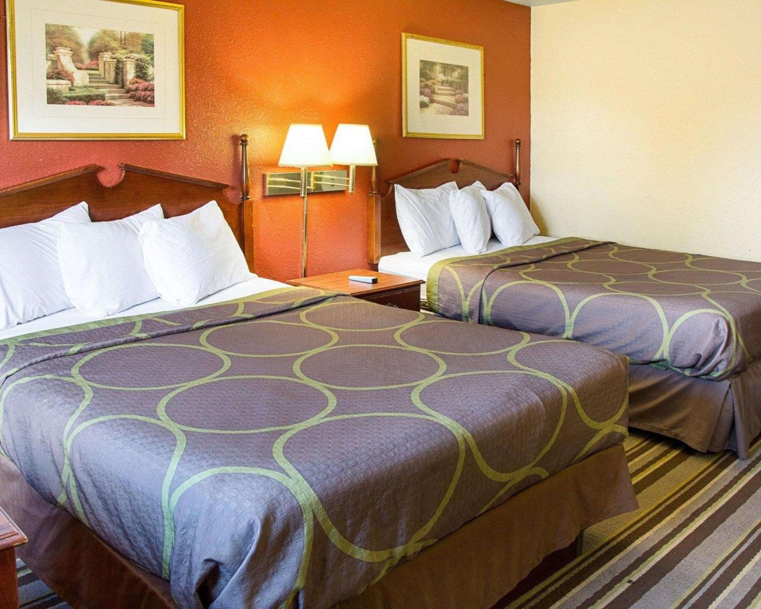 Queen Room with Two Queen Beds - Non-Smoking - Photo 2