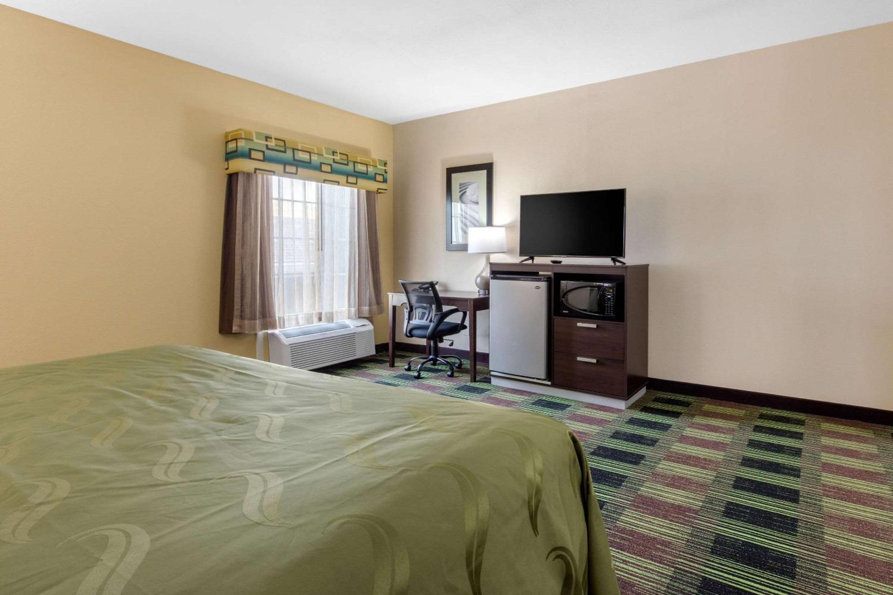 King Room Upgrade - Accessible/Non-Smoking - Photo 4