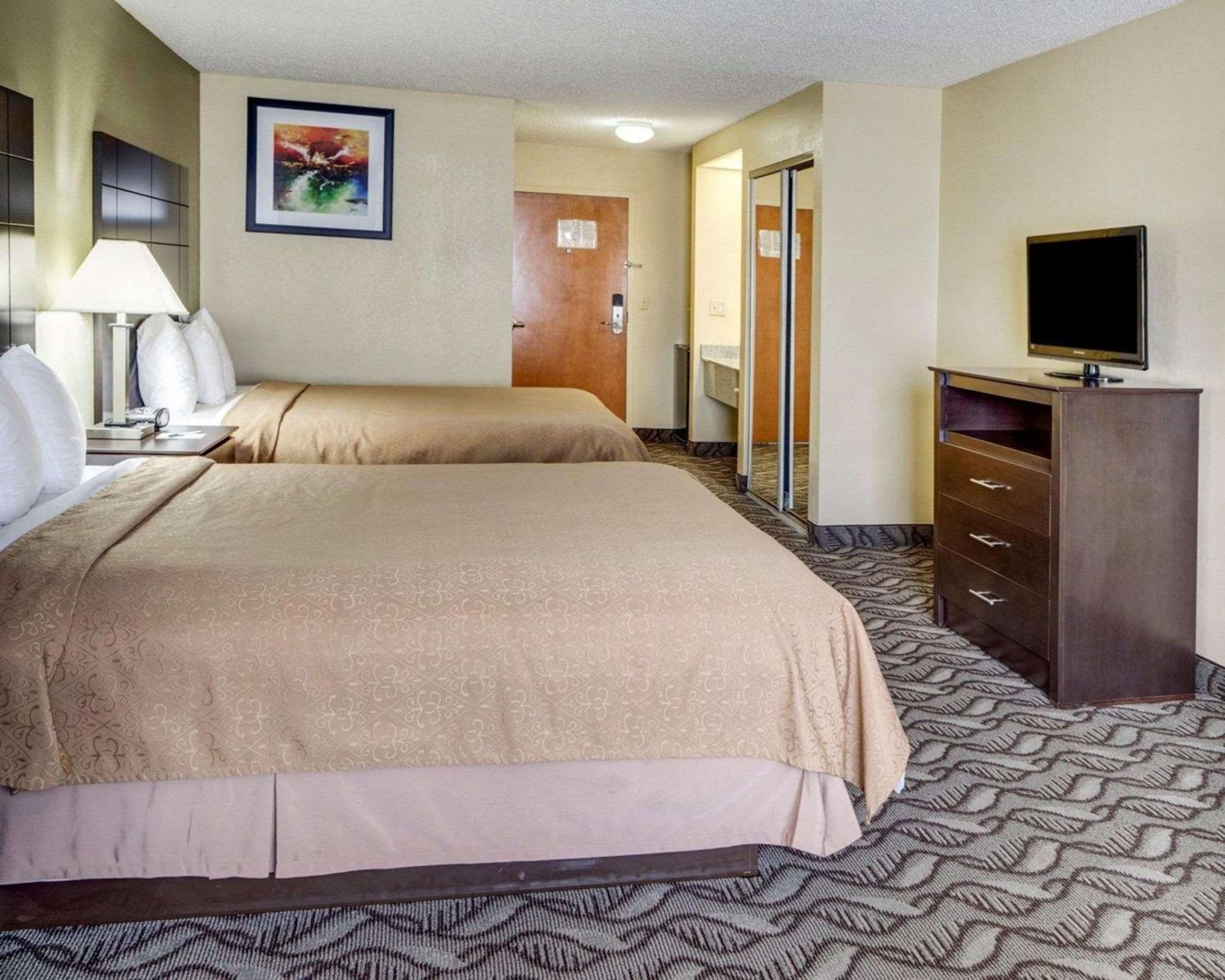 Queen Suite - Non-Smoking - Photo 1