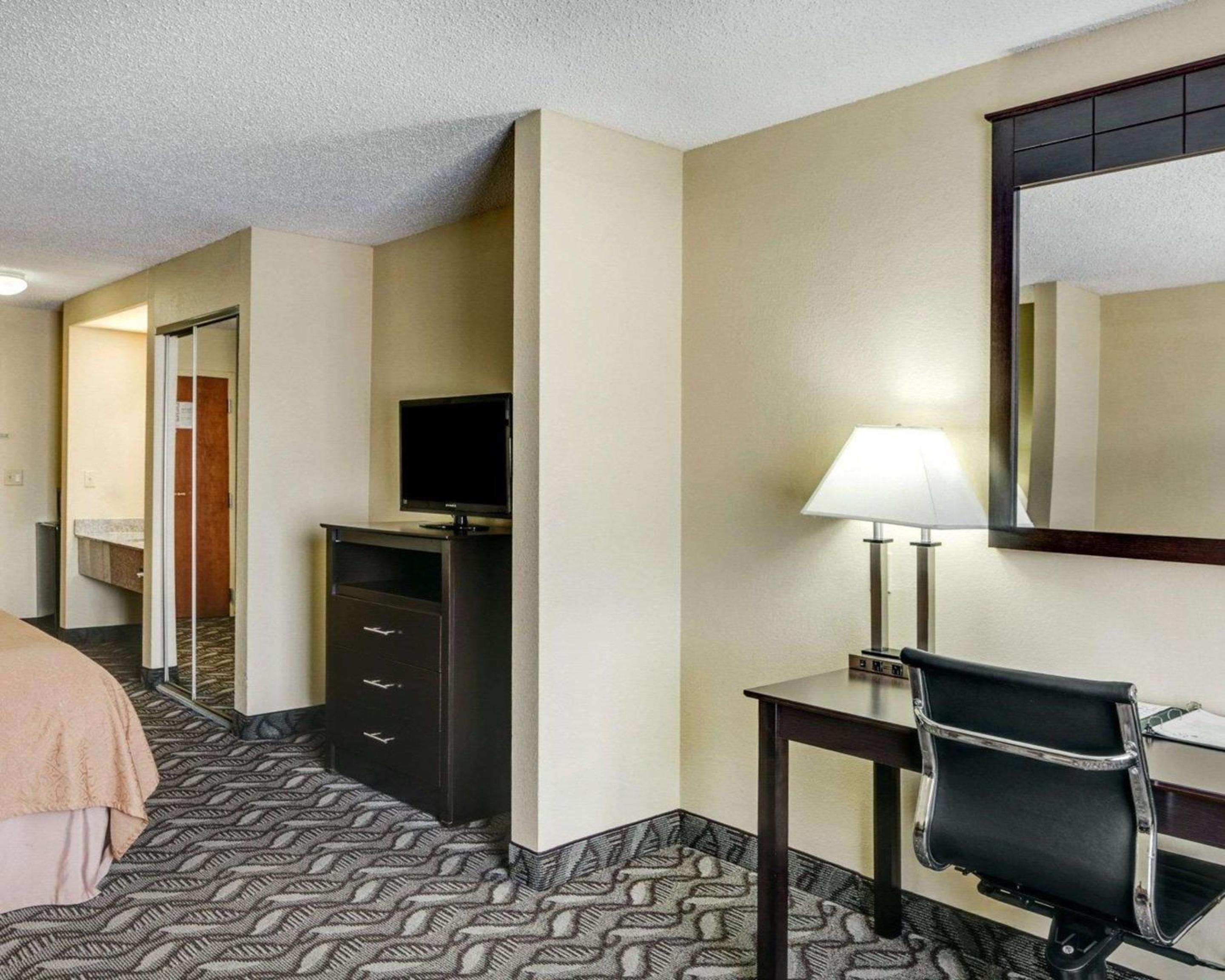 One-Bedroom King Suite - Non-Smoking - Photo 1