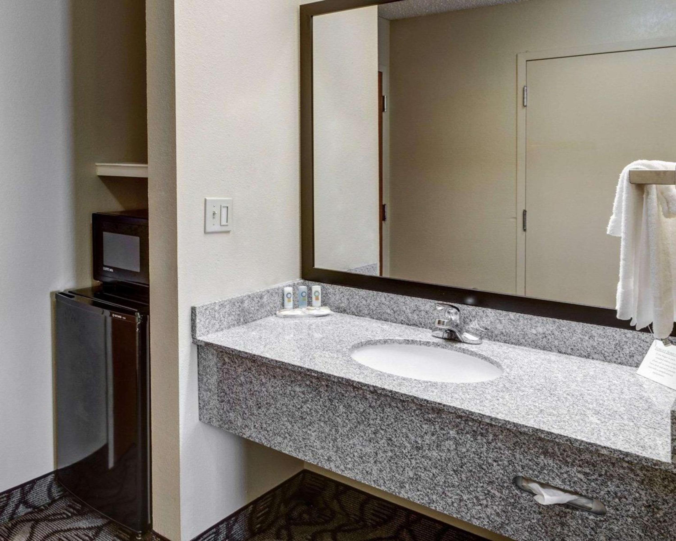 Queen Suite - Non-Smoking - Photo 3