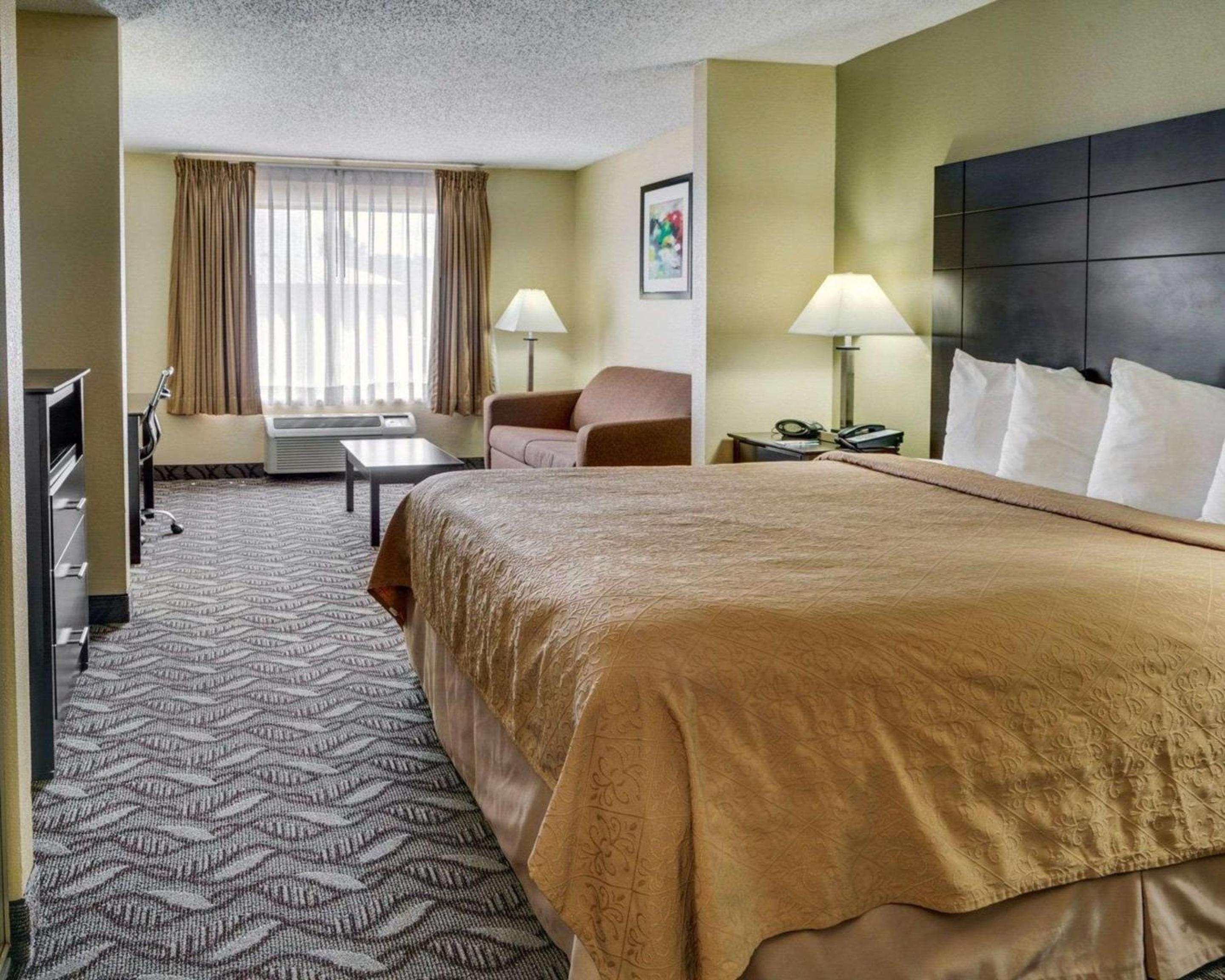 One-Bedroom King Suite - Non-Smoking - Photo 2