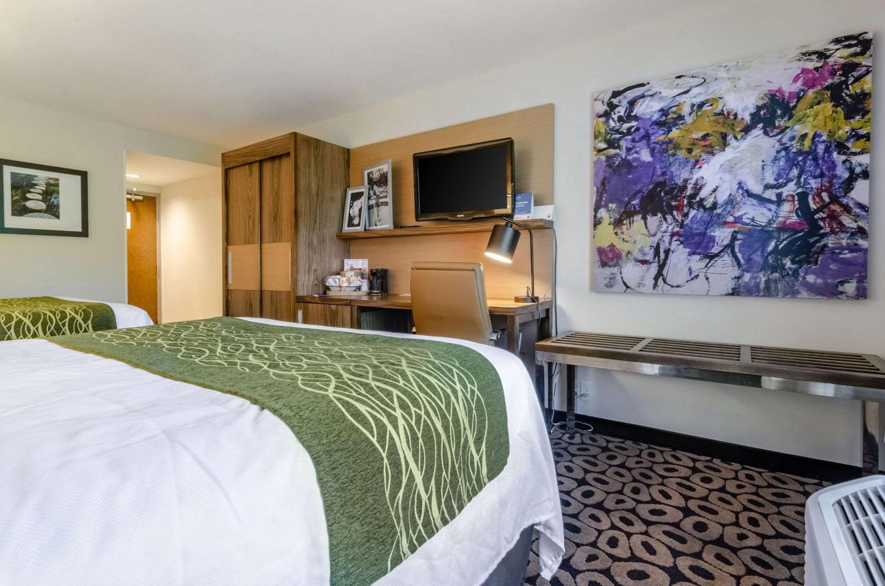 Queen Room with Two Queen Beds - Non-Smoking - Photo 2
