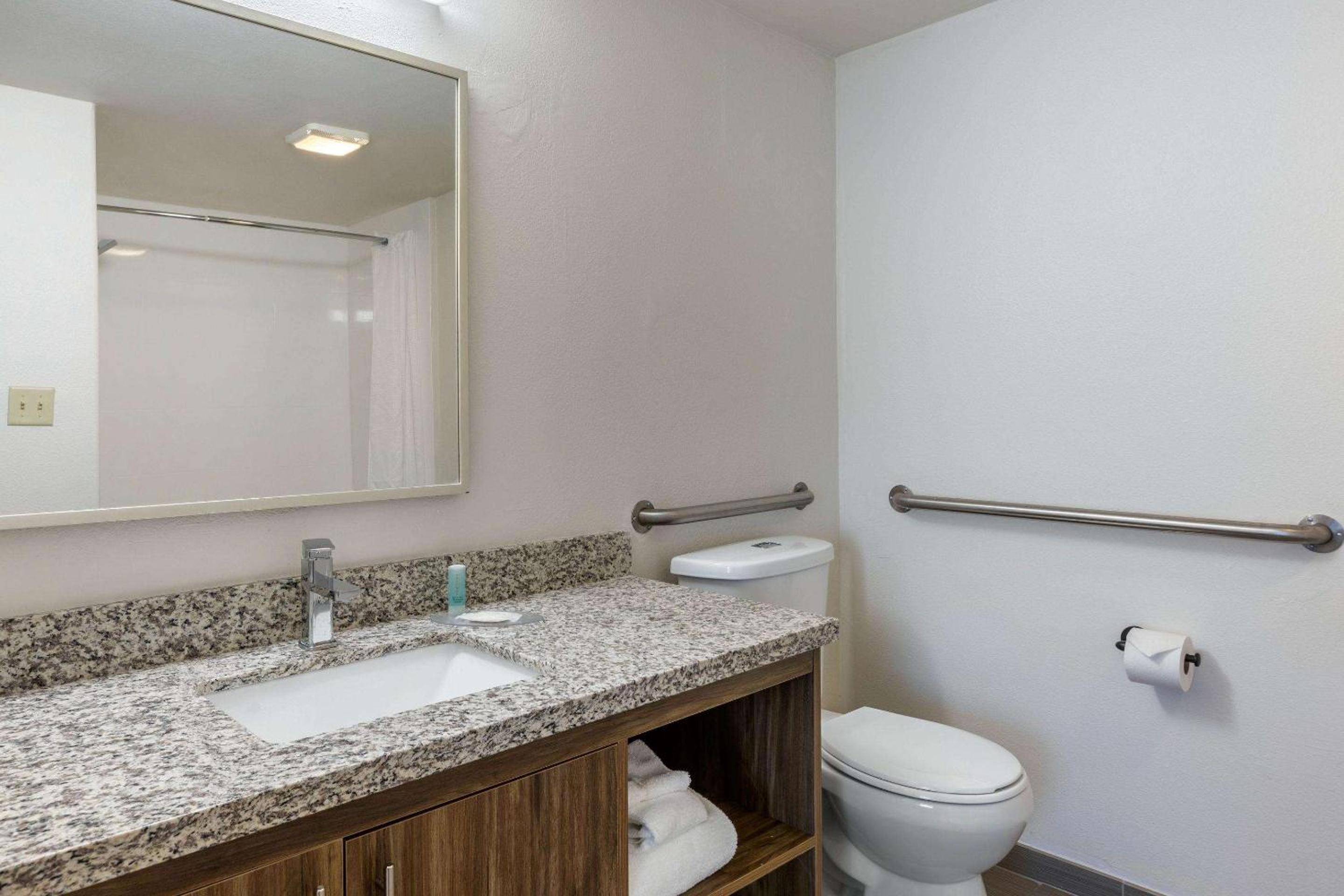 King Suite with Kitchen - Non-Smoking - Photo 3