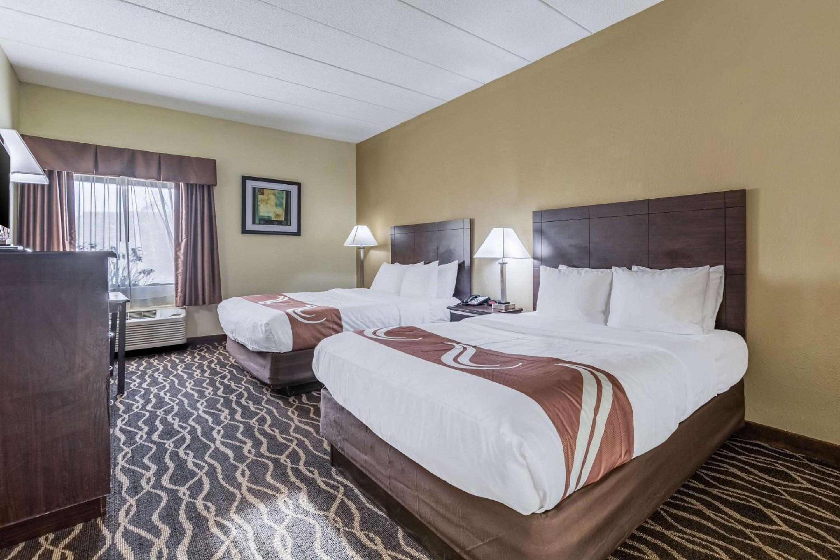 Queen Room with Two Queen Beds - Non-Smoking - Photo 3