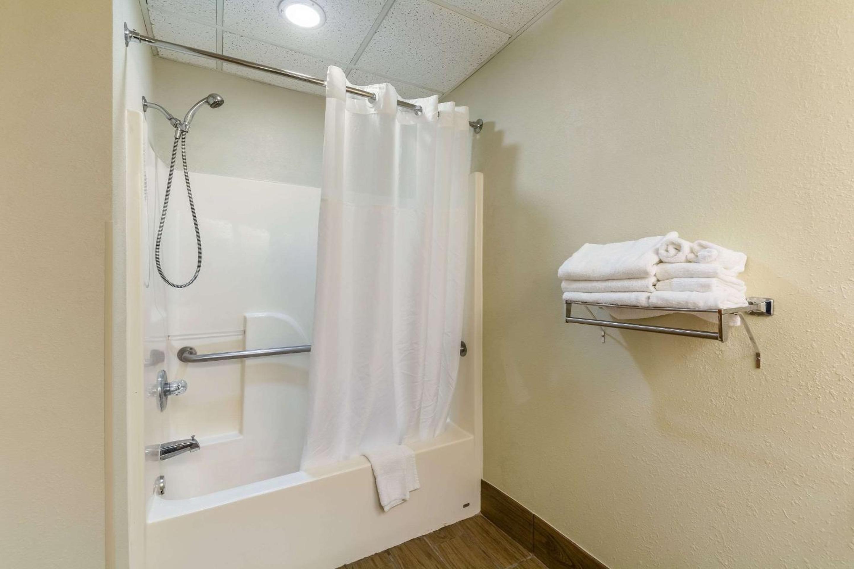 King Room - Accessible/Non-Smoking - Photo 3